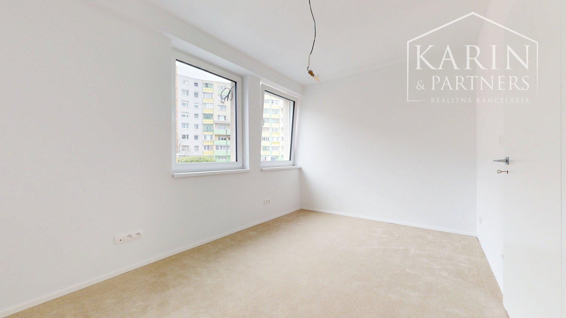 KOMPLETNE ZREKONŠTRUOVANÝ PRIESTRANNÝ 3I BYT S ROZĽAHLOU TERASOU