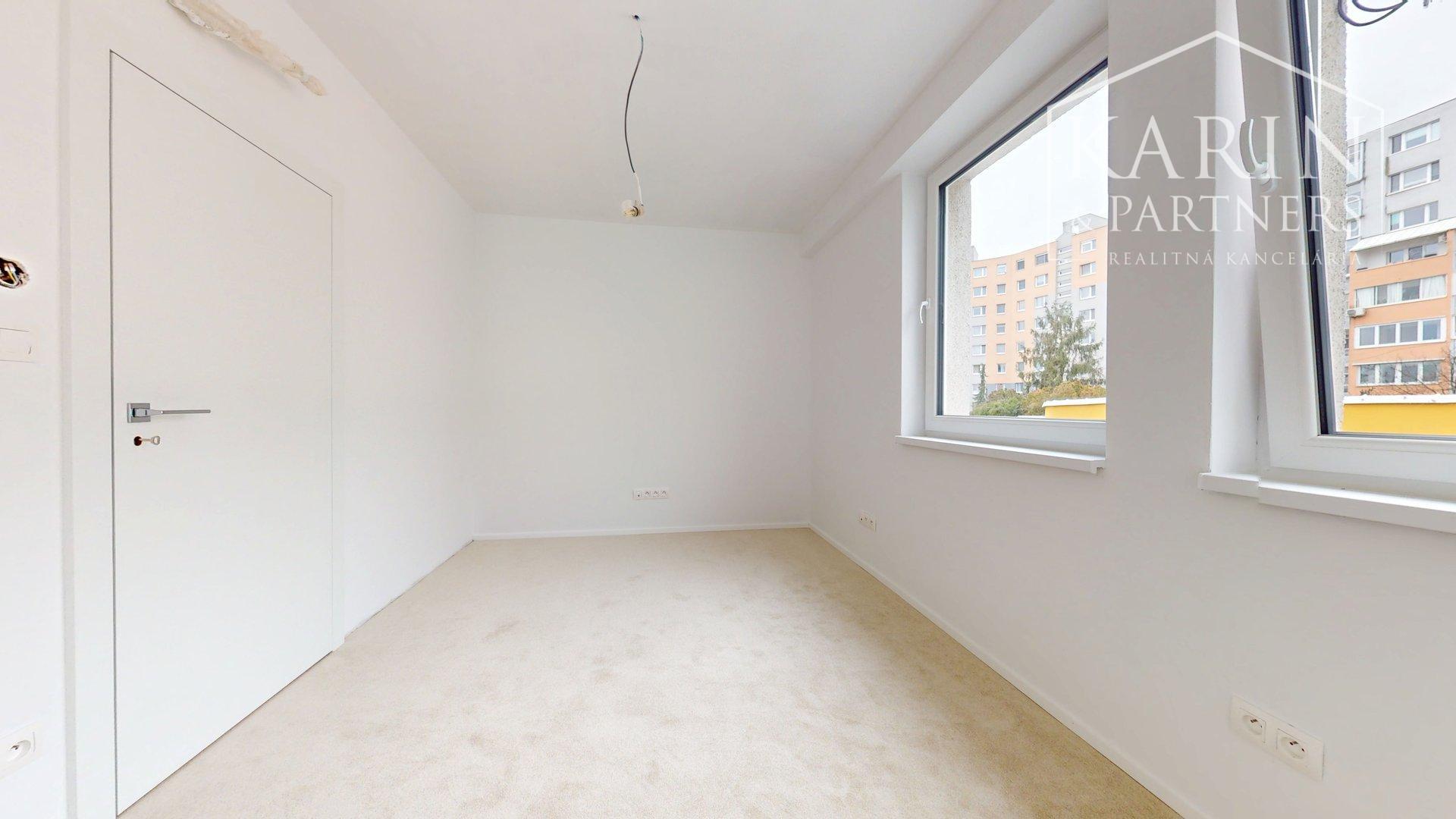 KOMPLETNE ZREKONŠTRUOVANÝ PRIESTRANNÝ 3I BYT S ROZĽAHLOU TERASOU