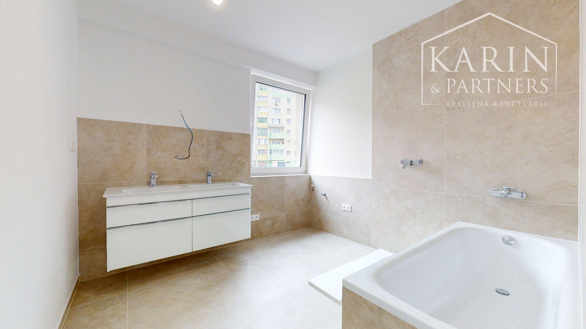 KOMPLETNE ZREKONŠTRUOVANÝ PRIESTRANNÝ 3I BYT S ROZĽAHLOU TERASOU