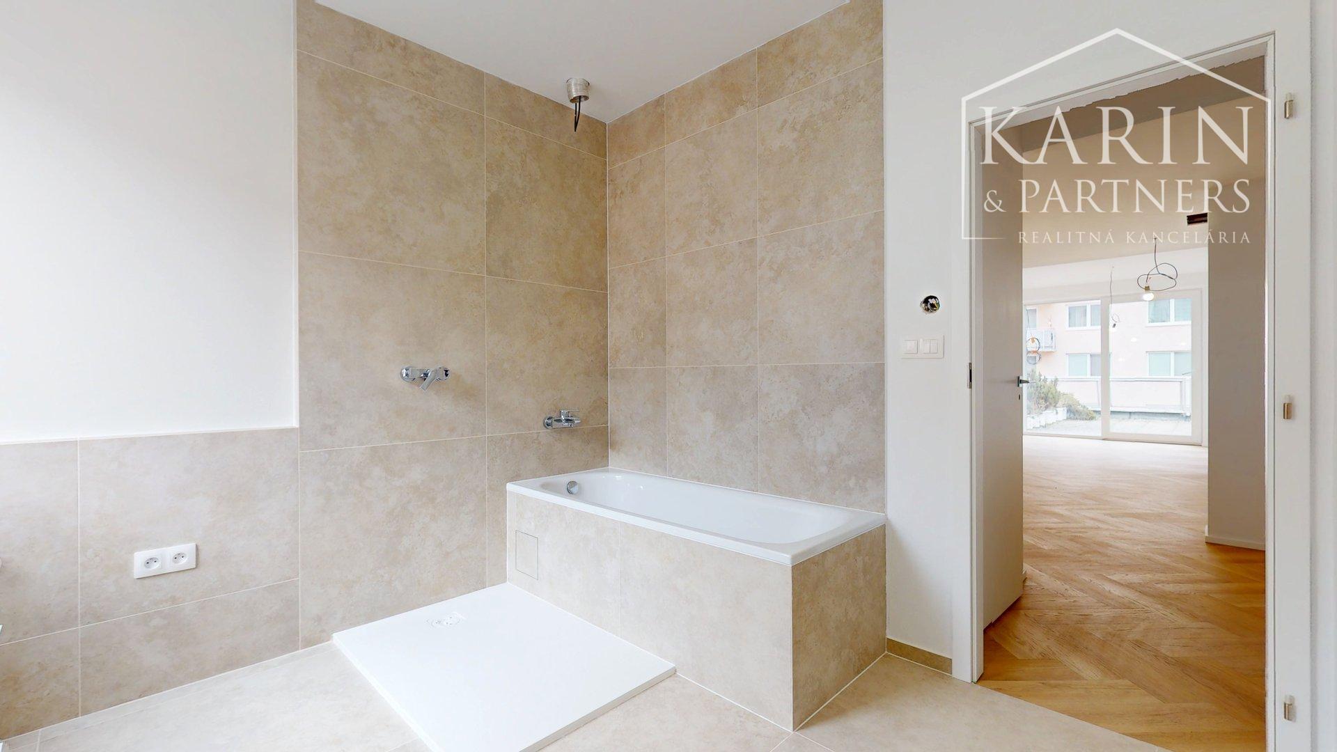 KOMPLETNE ZREKONŠTRUOVANÝ PRIESTRANNÝ 3I BYT S ROZĽAHLOU TERASOU