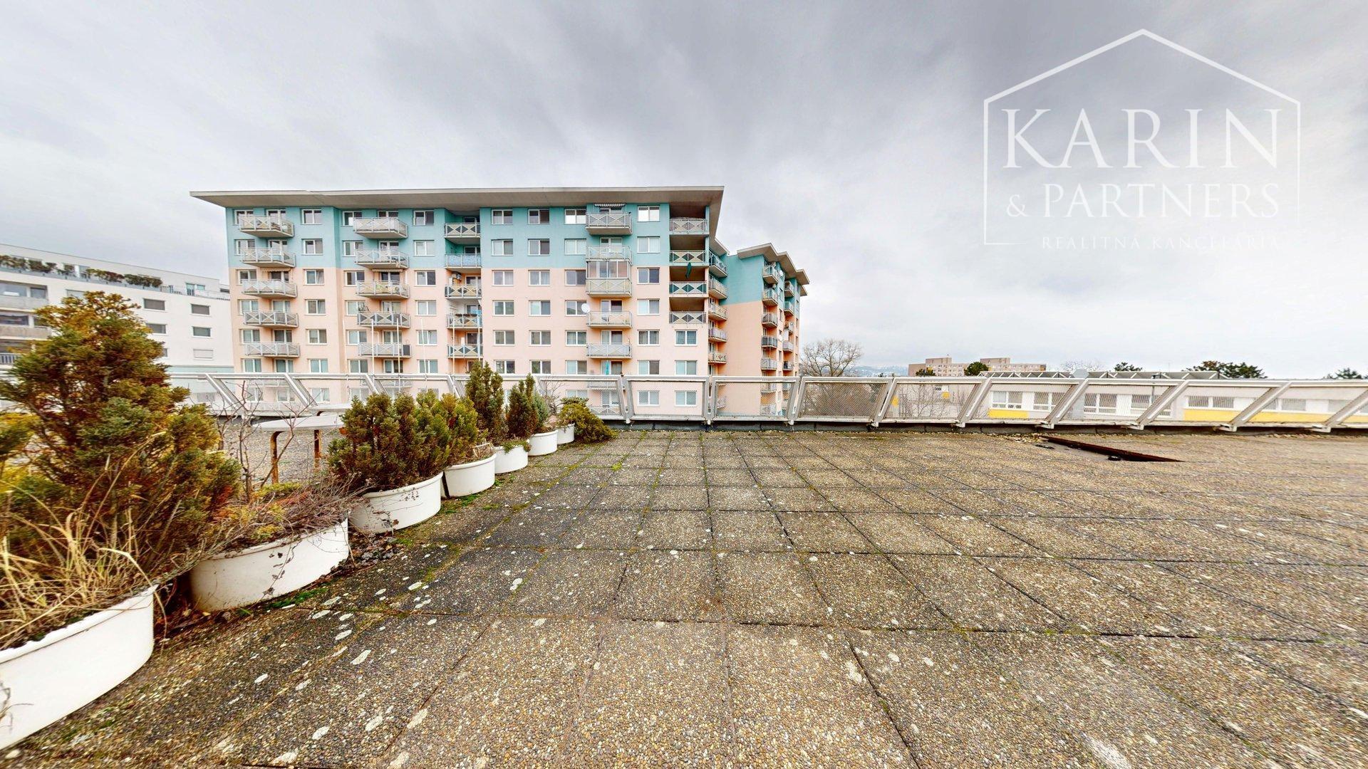 KOMPLETNE ZREKONŠTRUOVANÝ PRIESTRANNÝ 3I BYT S ROZĽAHLOU TERASOU