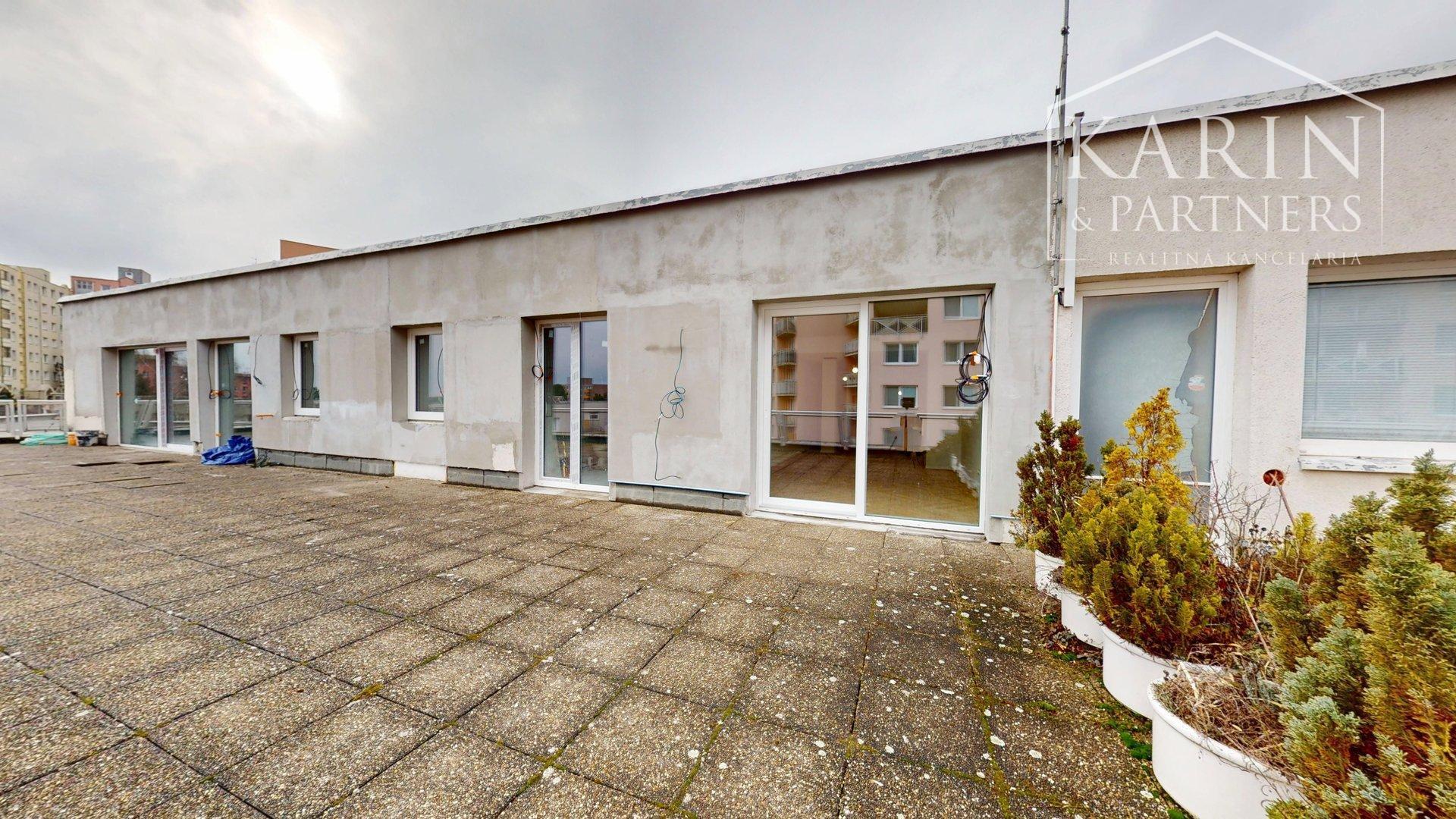 KOMPLETNE ZREKONŠTRUOVANÝ PRIESTRANNÝ 3I BYT S ROZĽAHLOU TERASOU