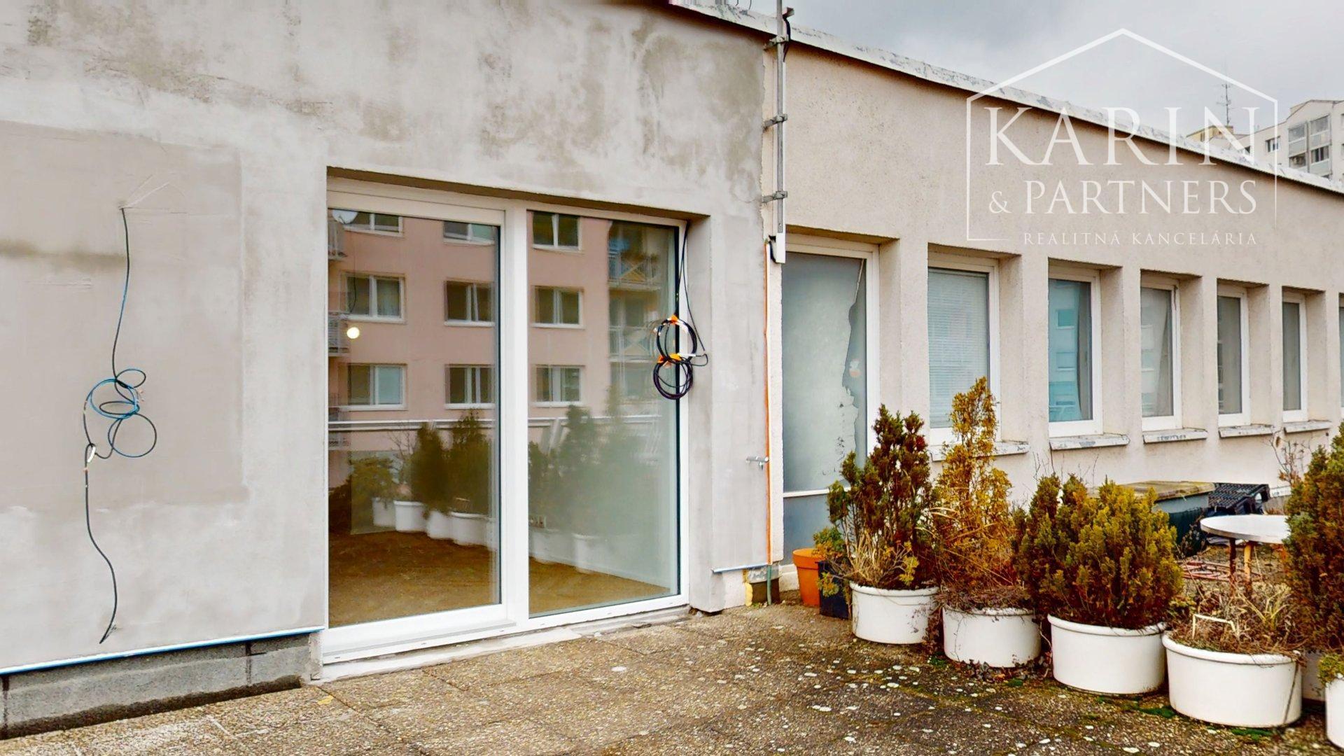 KOMPLETNE ZREKONŠTRUOVANÝ PRIESTRANNÝ 3I BYT S ROZĽAHLOU TERASOU