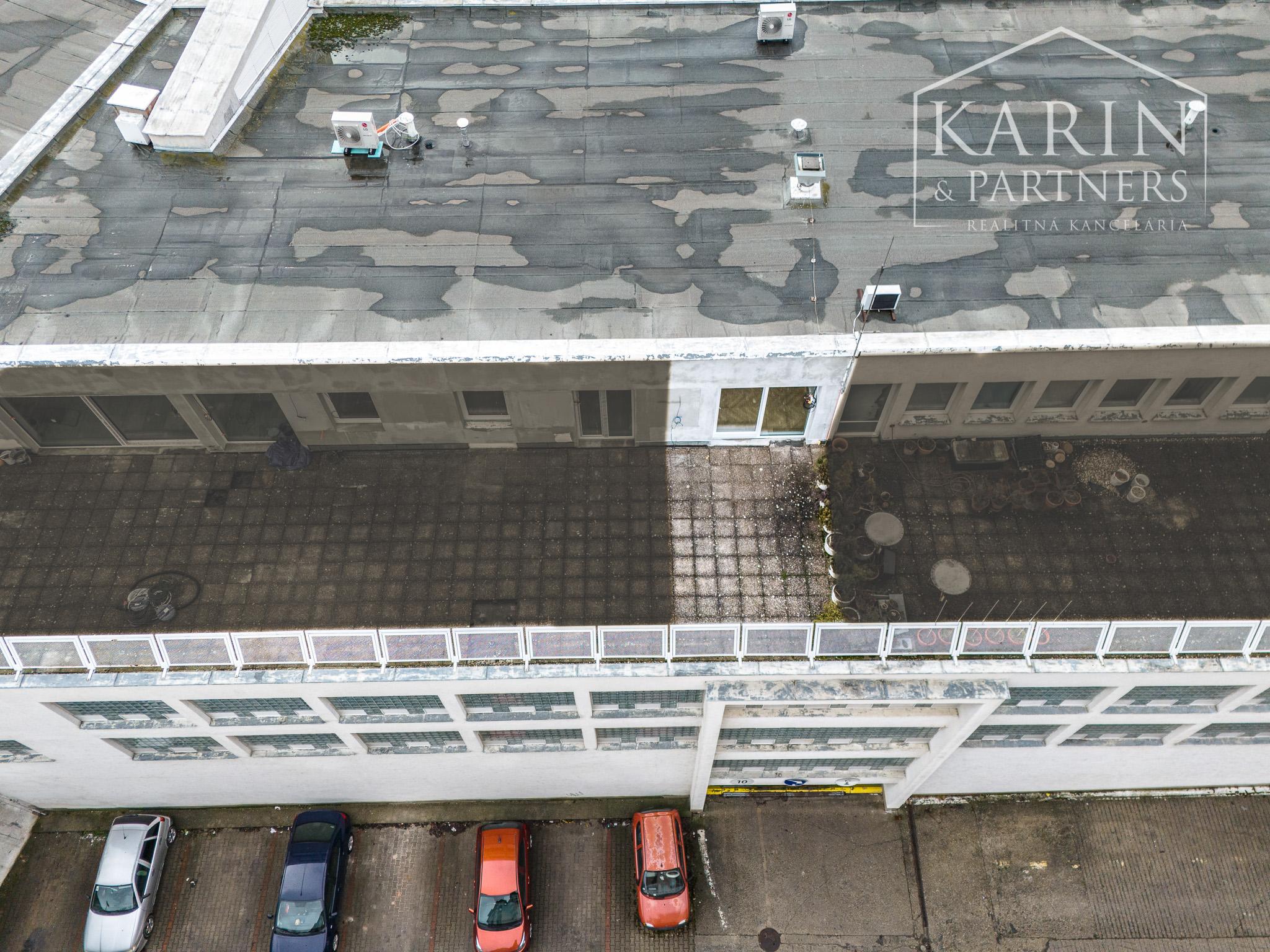 KOMPLETNE ZREKONŠTRUOVANÝ PRIESTRANNÝ 3I BYT S ROZĽAHLOU TERASOU