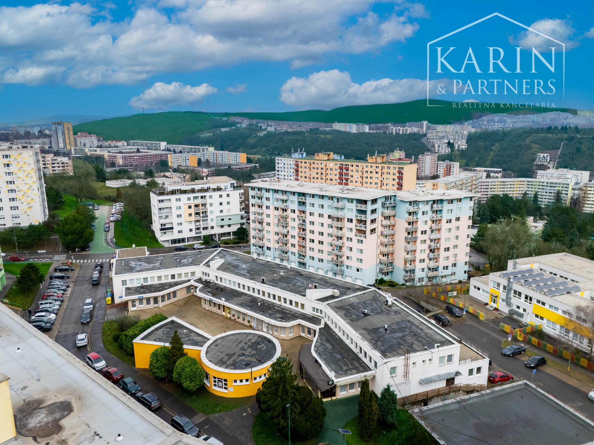 KOMPLETNE ZREKONŠTRUOVANÝ PRIESTRANNÝ 3I BYT S ROZĽAHLOU TERASOU