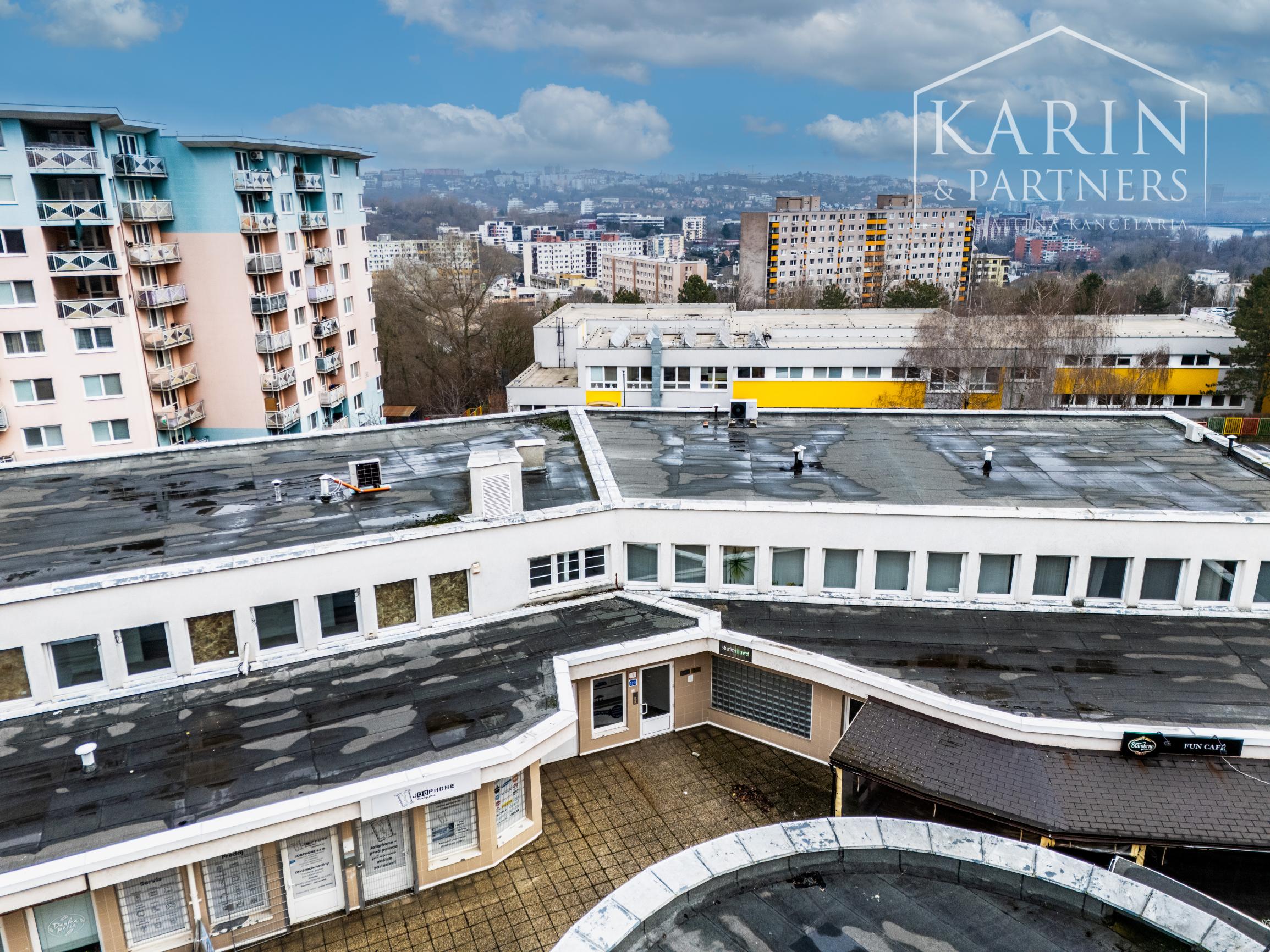 KOMPLETNE ZREKONŠTRUOVANÝ PRIESTRANNÝ 3I BYT S ROZĽAHLOU TERASOU