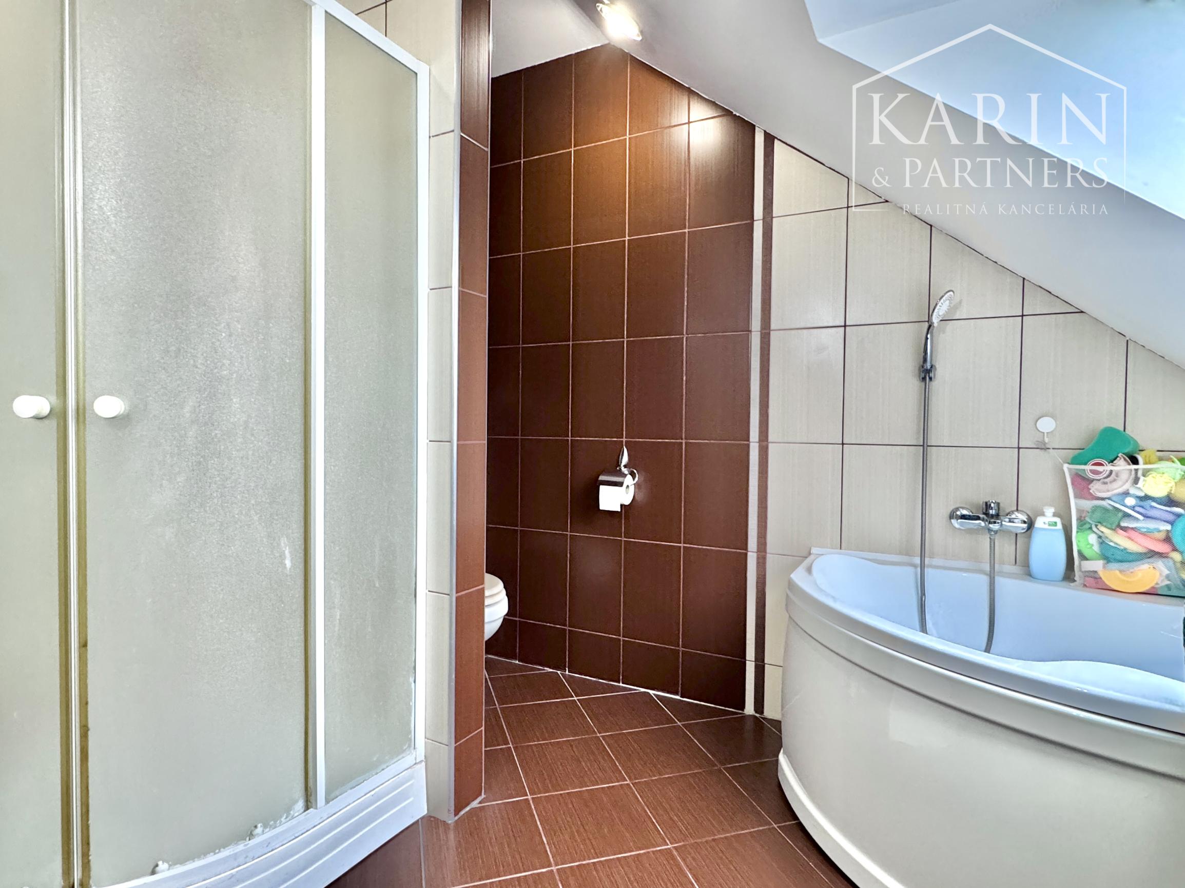 Váš nový domov bez starostí: Krásny poschodový dom z roku 2011 v obľúbenej lokalite Krivé Kúty