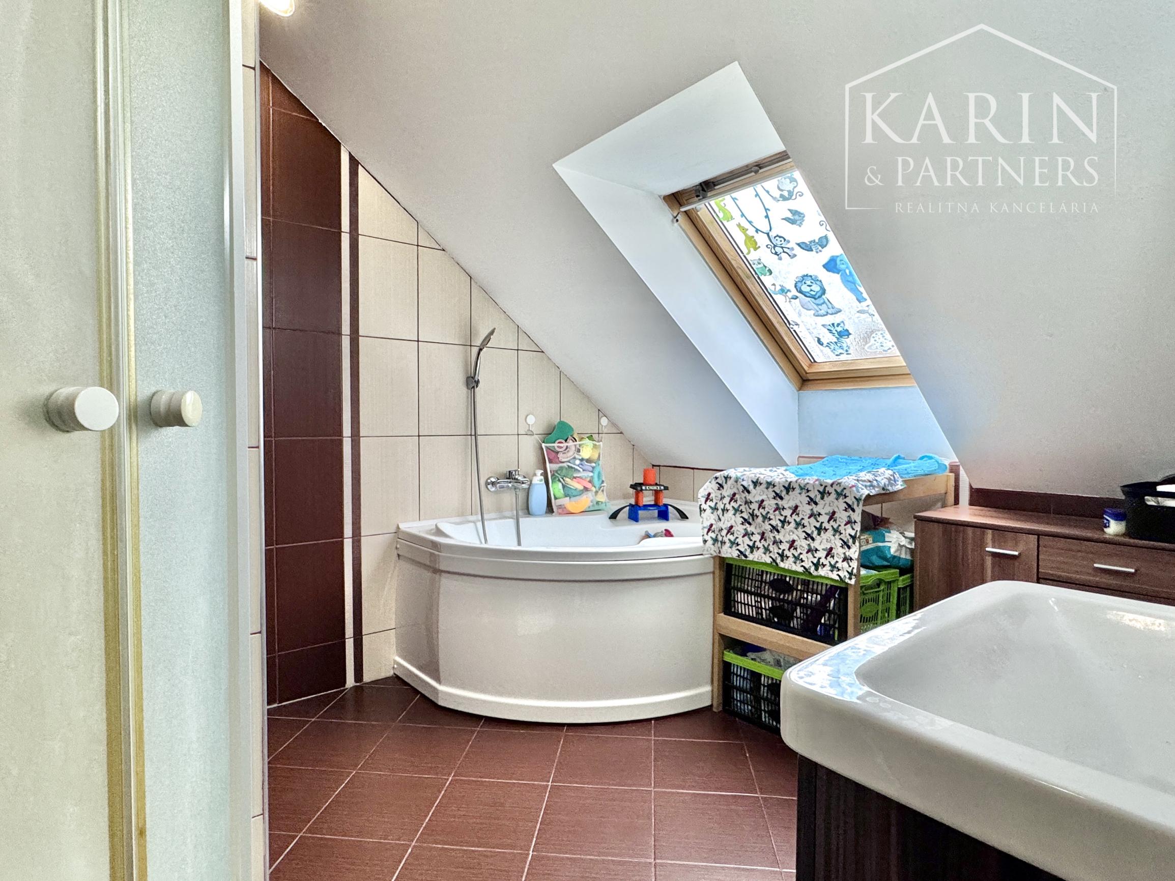 Váš nový domov bez starostí: Krásny poschodový dom z roku 2011 v obľúbenej lokalite Krivé Kúty