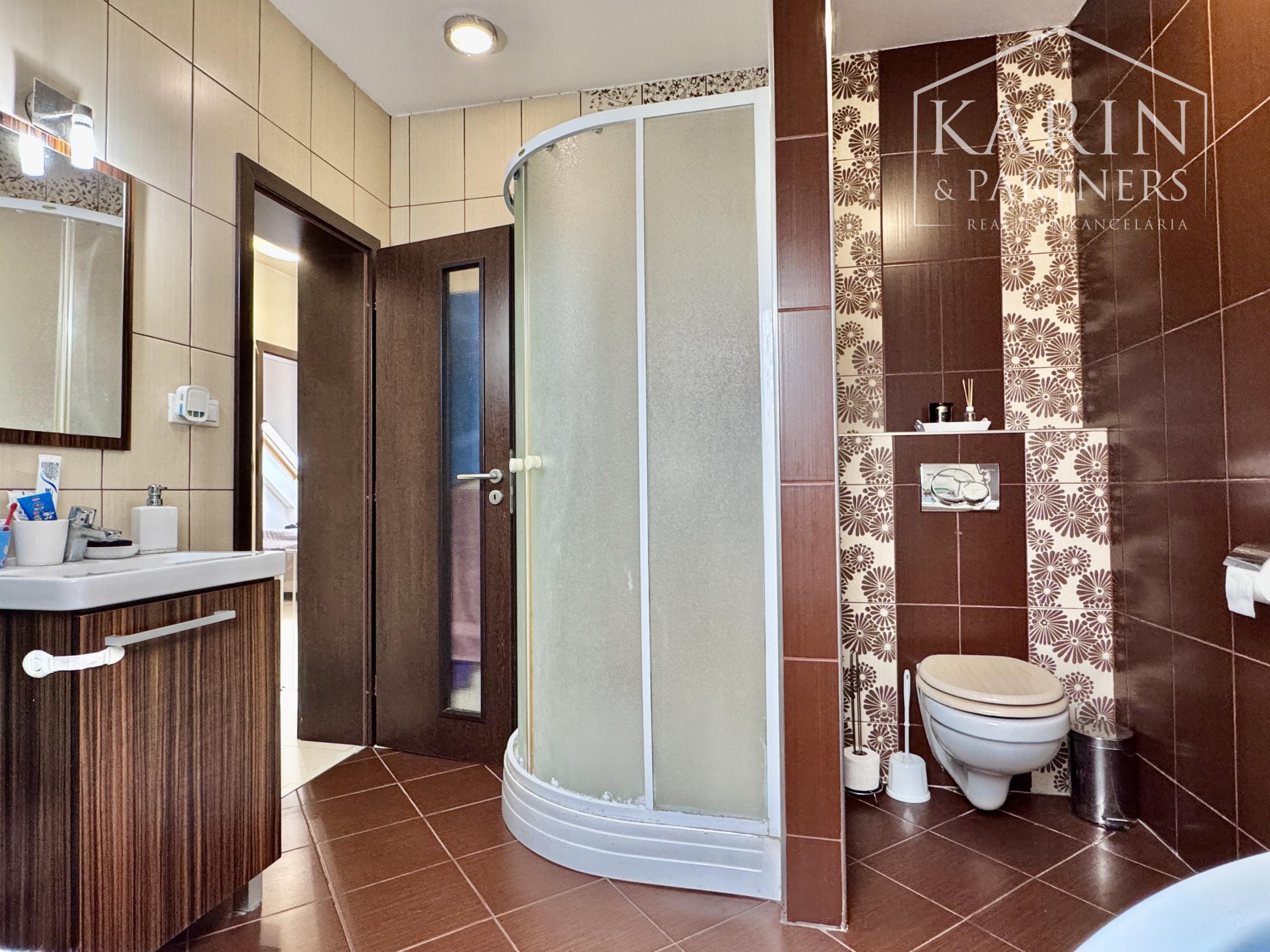 Váš nový domov bez starostí: Krásny poschodový dom z roku 2011 v obľúbenej lokalite Krivé Kúty