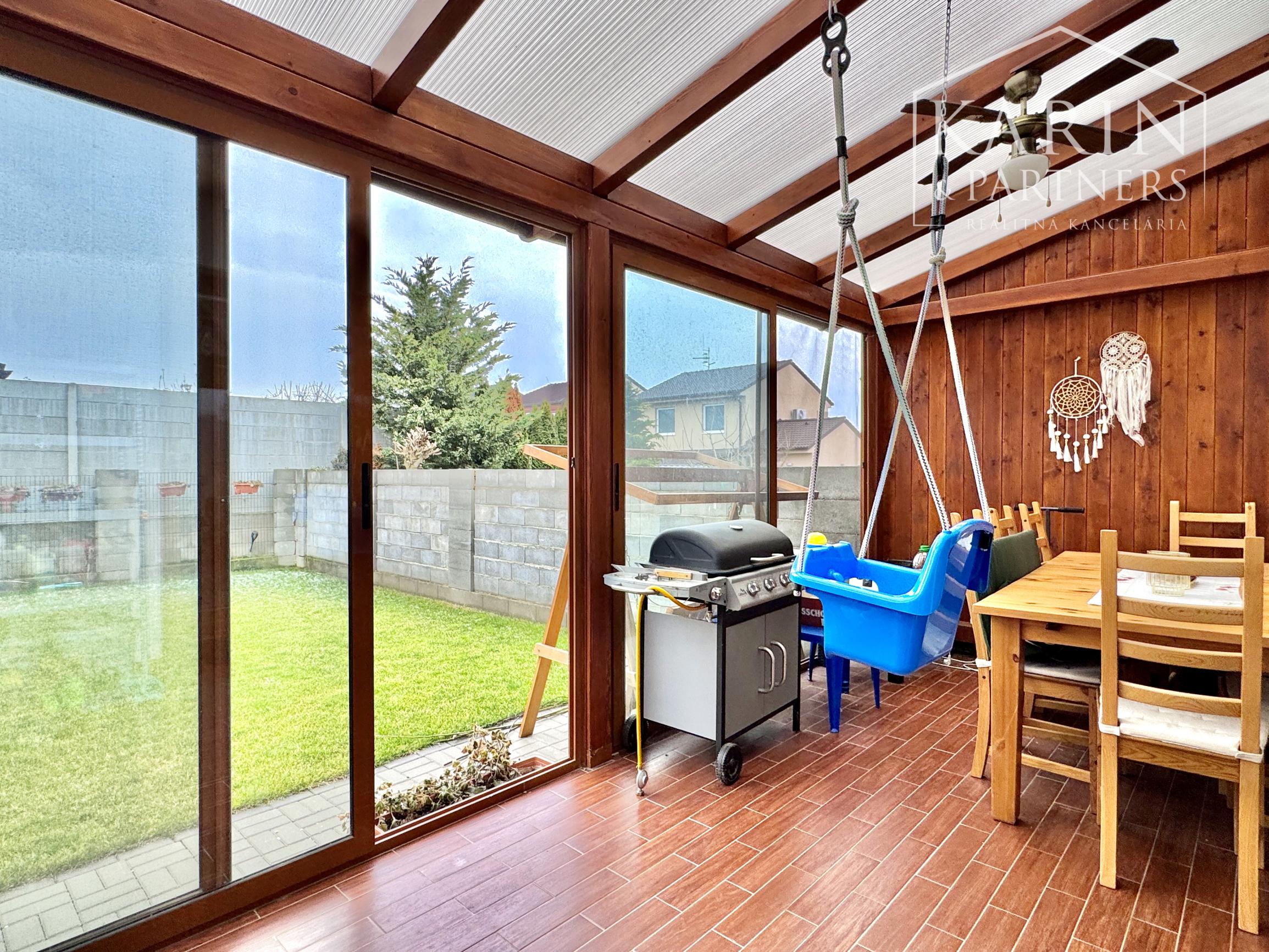 Váš nový domov bez starostí: Krásny poschodový dom z roku 2011 v obľúbenej lokalite Krivé Kúty