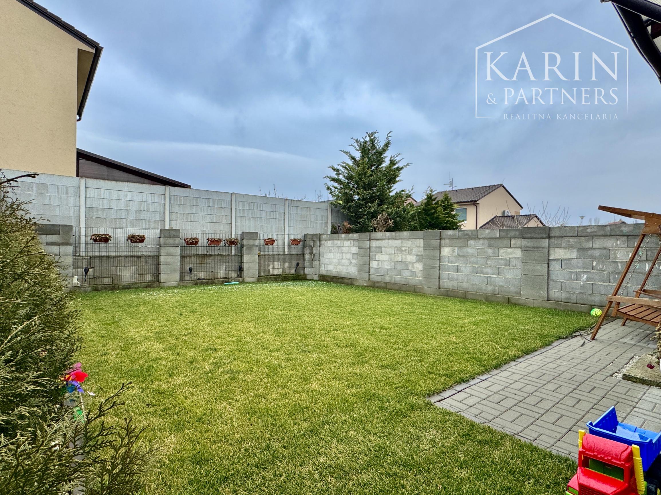 Váš nový domov bez starostí: Krásny poschodový dom z roku 2011 v obľúbenej lokalite Krivé Kúty