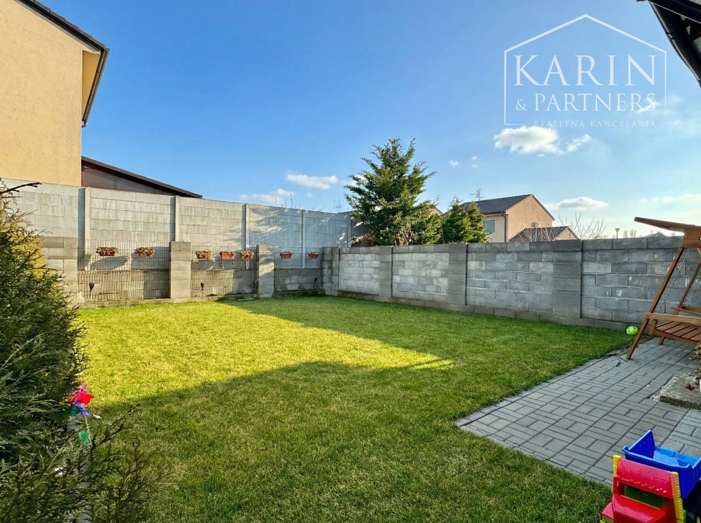 Váš nový domov bez starostí: Krásny poschodový dom z roku 2011 v obľúbenej lokalite Krivé Kúty