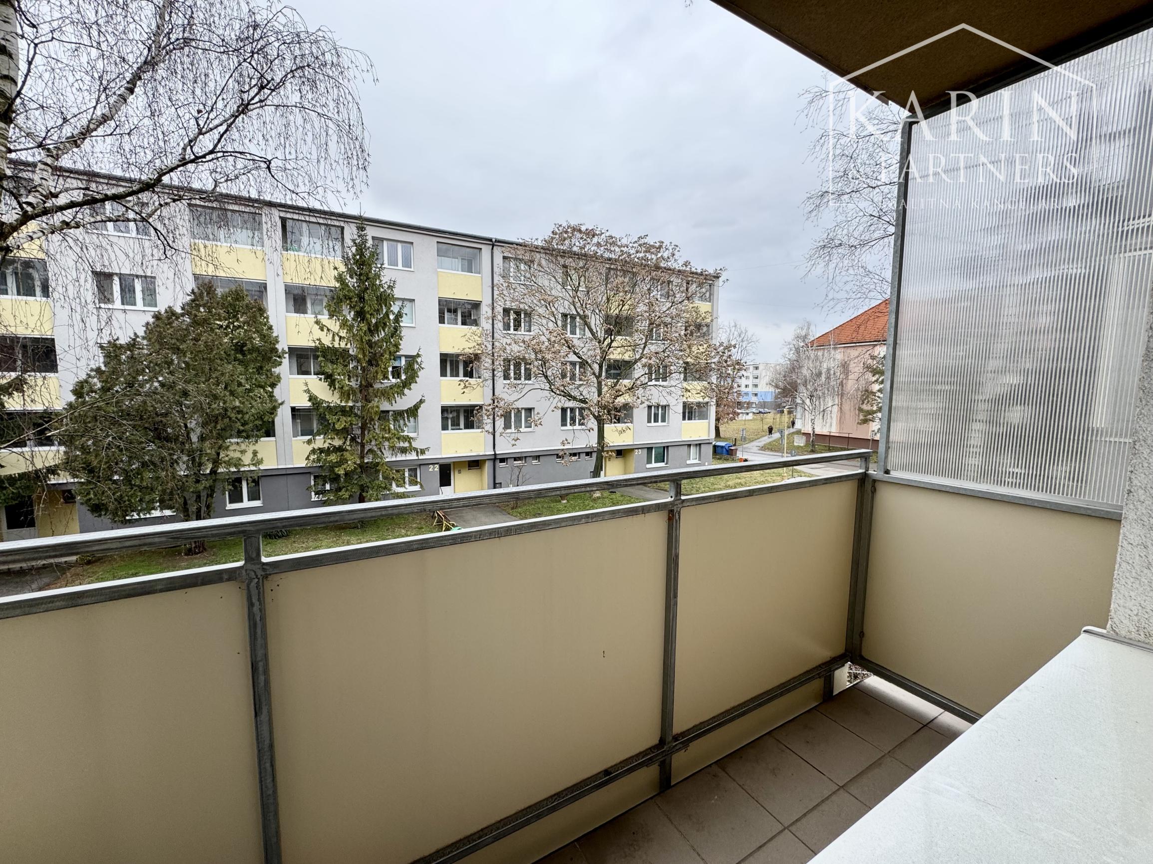 PRENÁJOM PRIESTRANNÉHO 2i BYTU V HOLÍČI