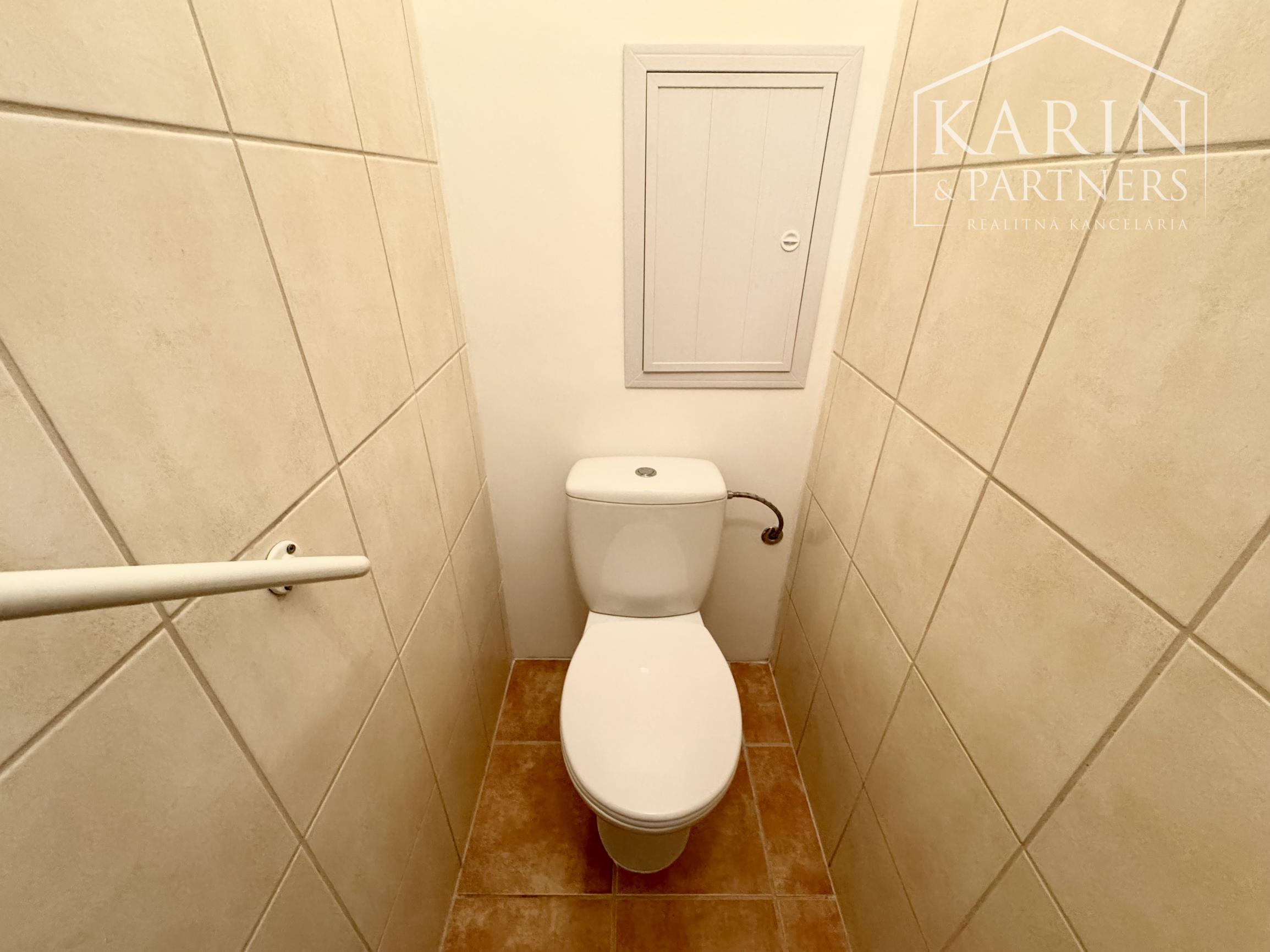 PRENÁJOM PRIESTRANNÉHO 2i BYTU V HOLÍČI