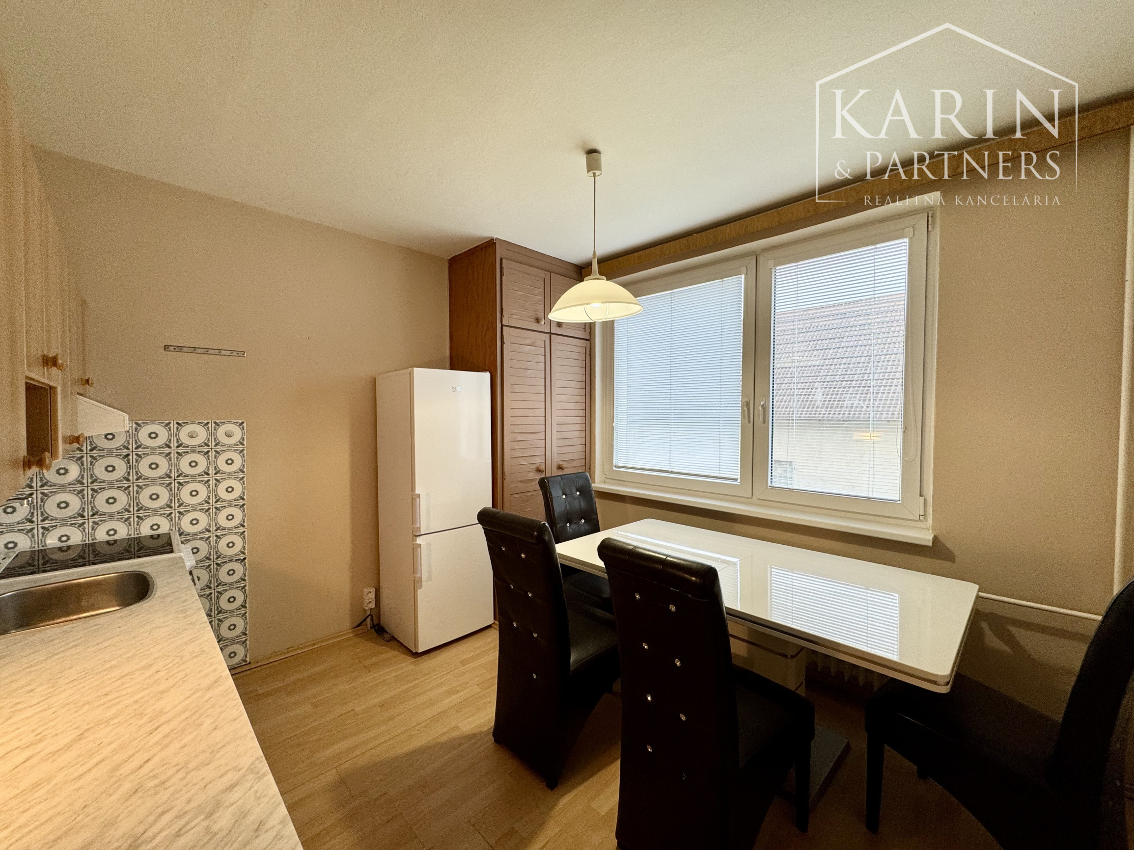 PRENÁJOM PRIESTRANNÉHO 2i BYTU V HOLÍČI