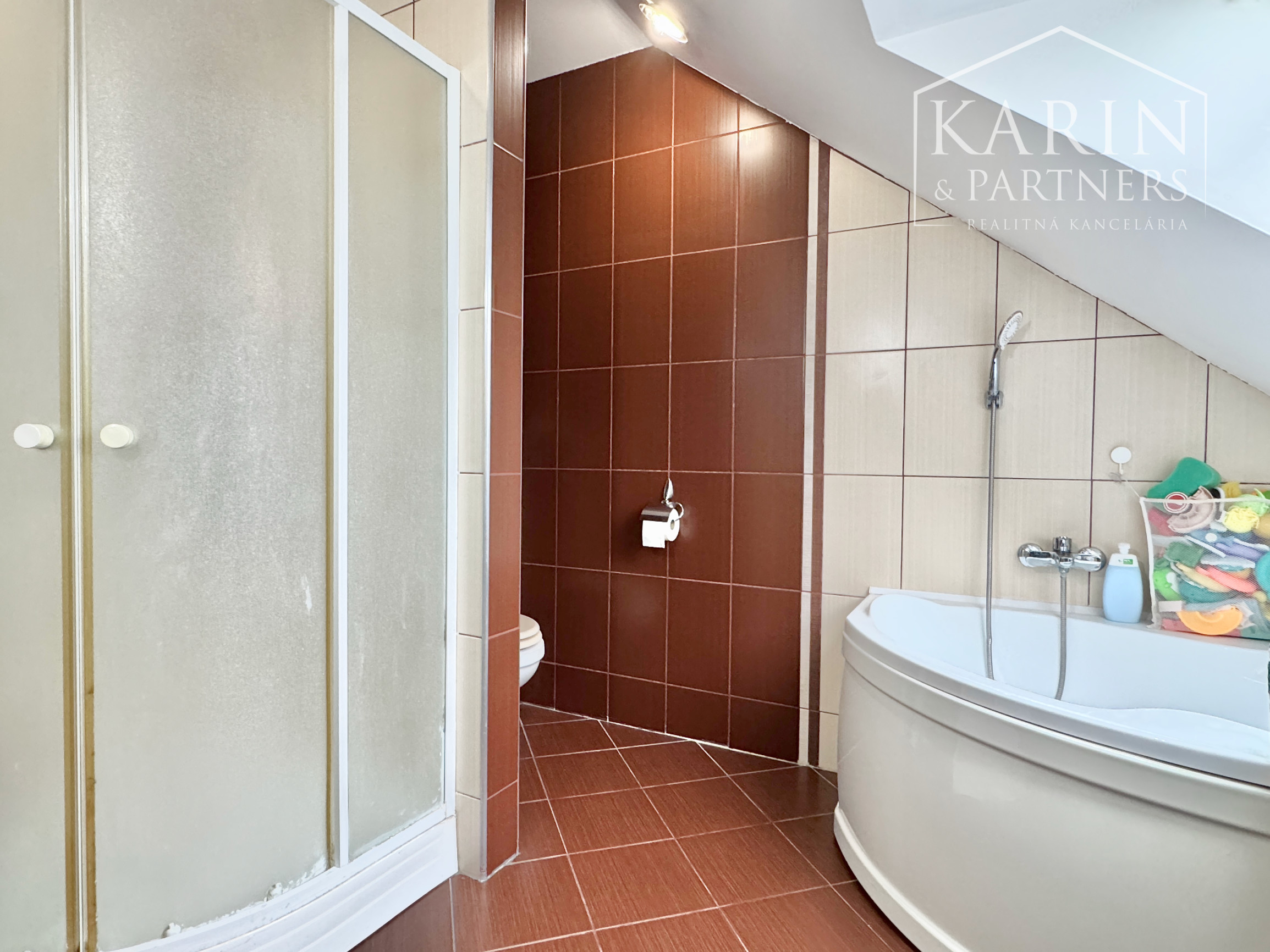 Váš nový domov bez starostí: Krásny poschodový dom z roku 2011 v obľúbenej lokalite Krivé Kúty