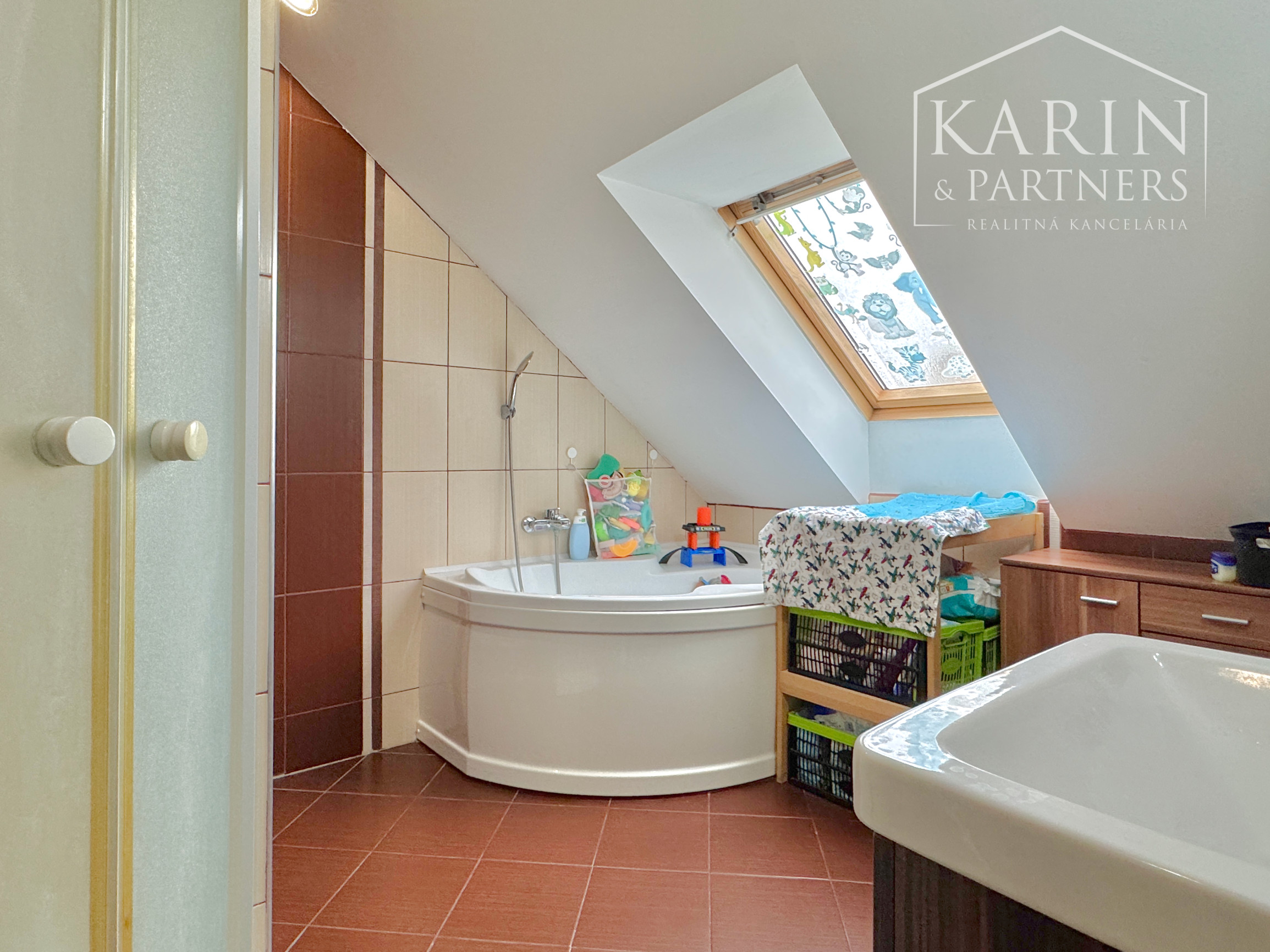 Váš nový domov bez starostí: Krásny poschodový dom z roku 2011 v obľúbenej lokalite Krivé Kúty