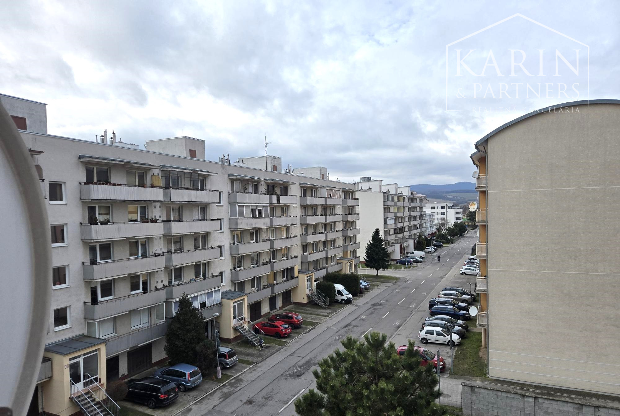 Predaj – Veľkometrážny 3-izbový byt s loggiou a murovanou garážou - Trenčín