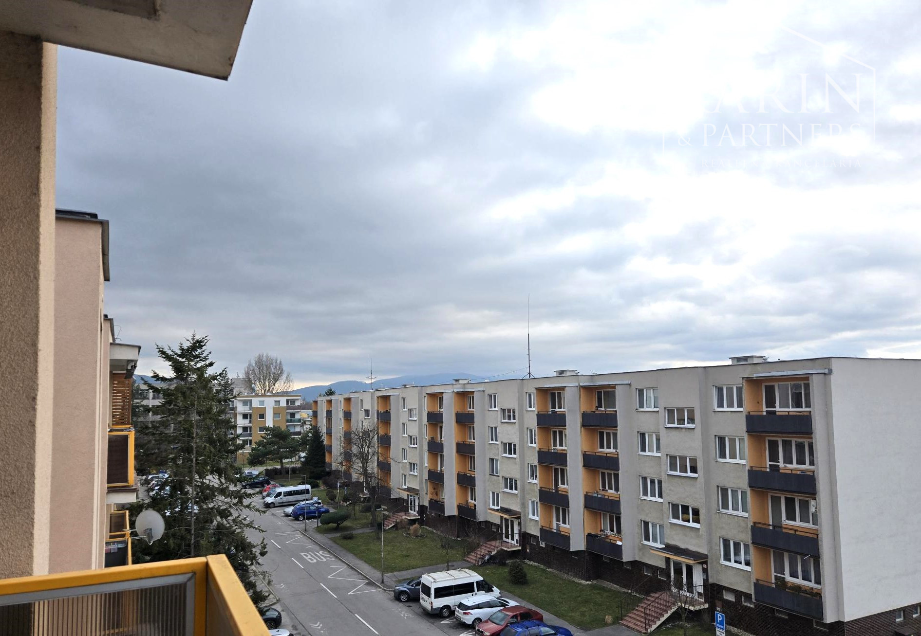 Predaj – Veľkometrážny 3-izbový byt s loggiou a murovanou garážou - Trenčín