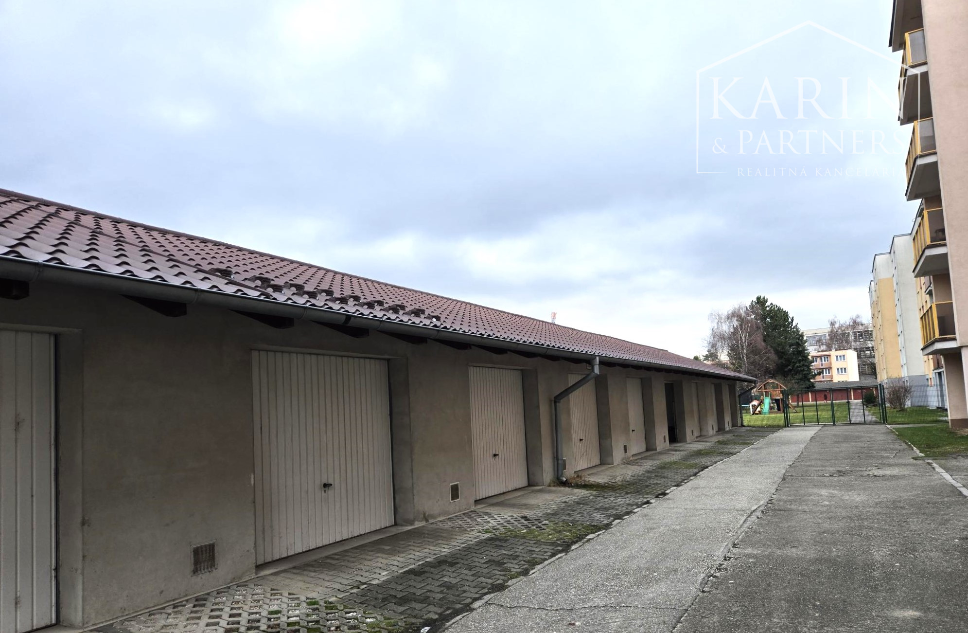 Predaj – Veľkometrážny 3-izbový byt s loggiou a murovanou garážou - Trenčín