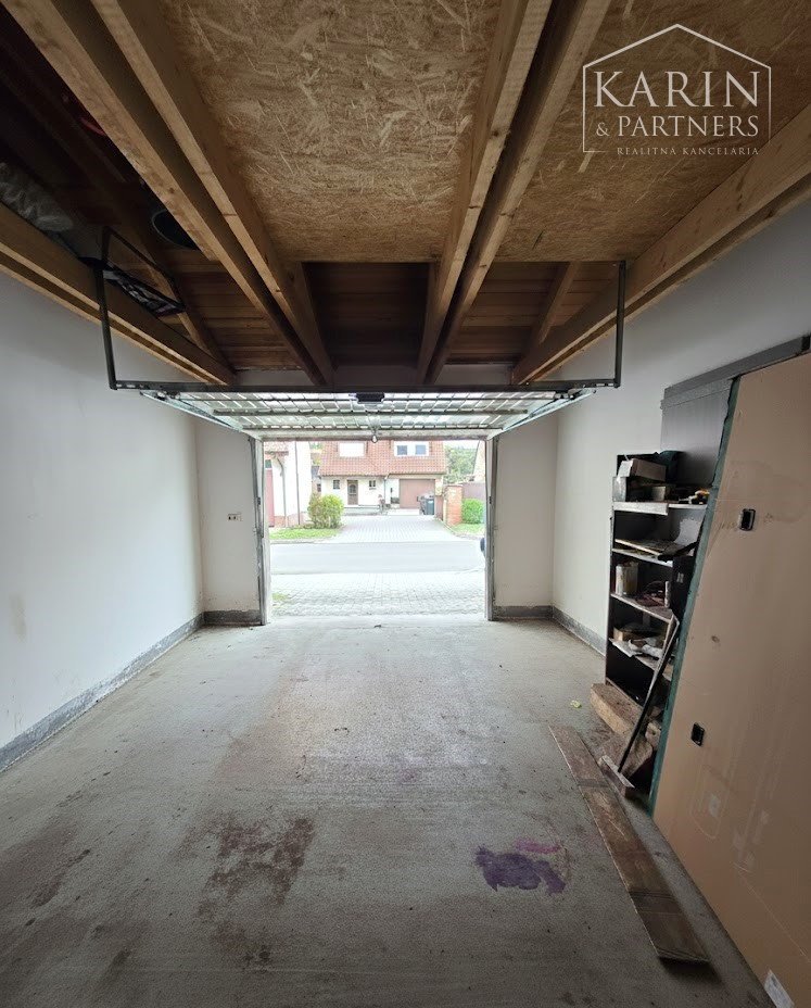 Predaj – Veľkometrážny 3-izbový byt s loggiou a murovanou garážou - Trenčín