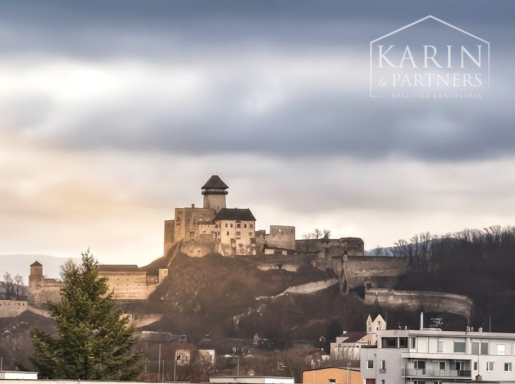 Predaj – Veľkometrážny 3-izbový byt s loggiou a murovanou garážou - Trenčín