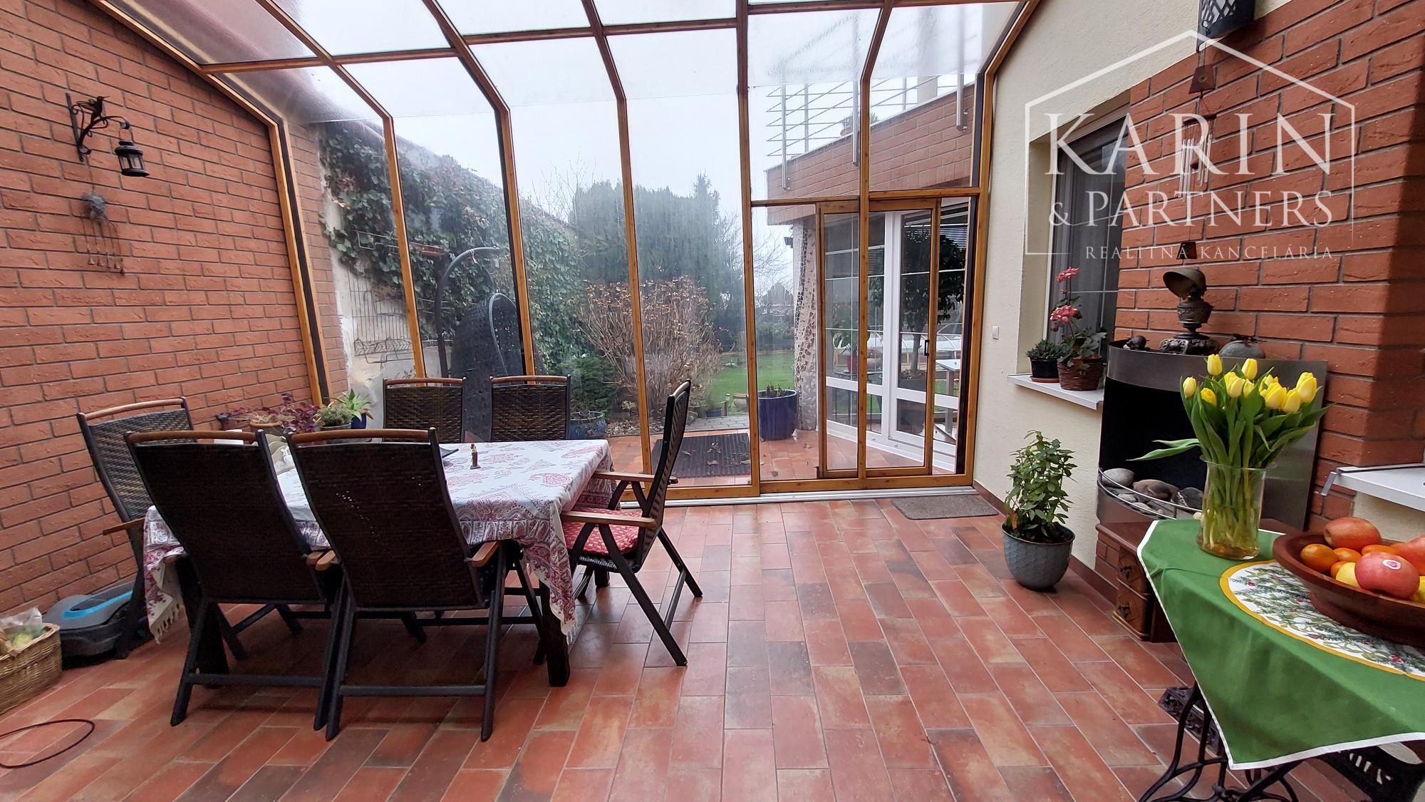 Rodinný dom s atmosférou  - 5 izieb, záhrada, bazén, parkovanie