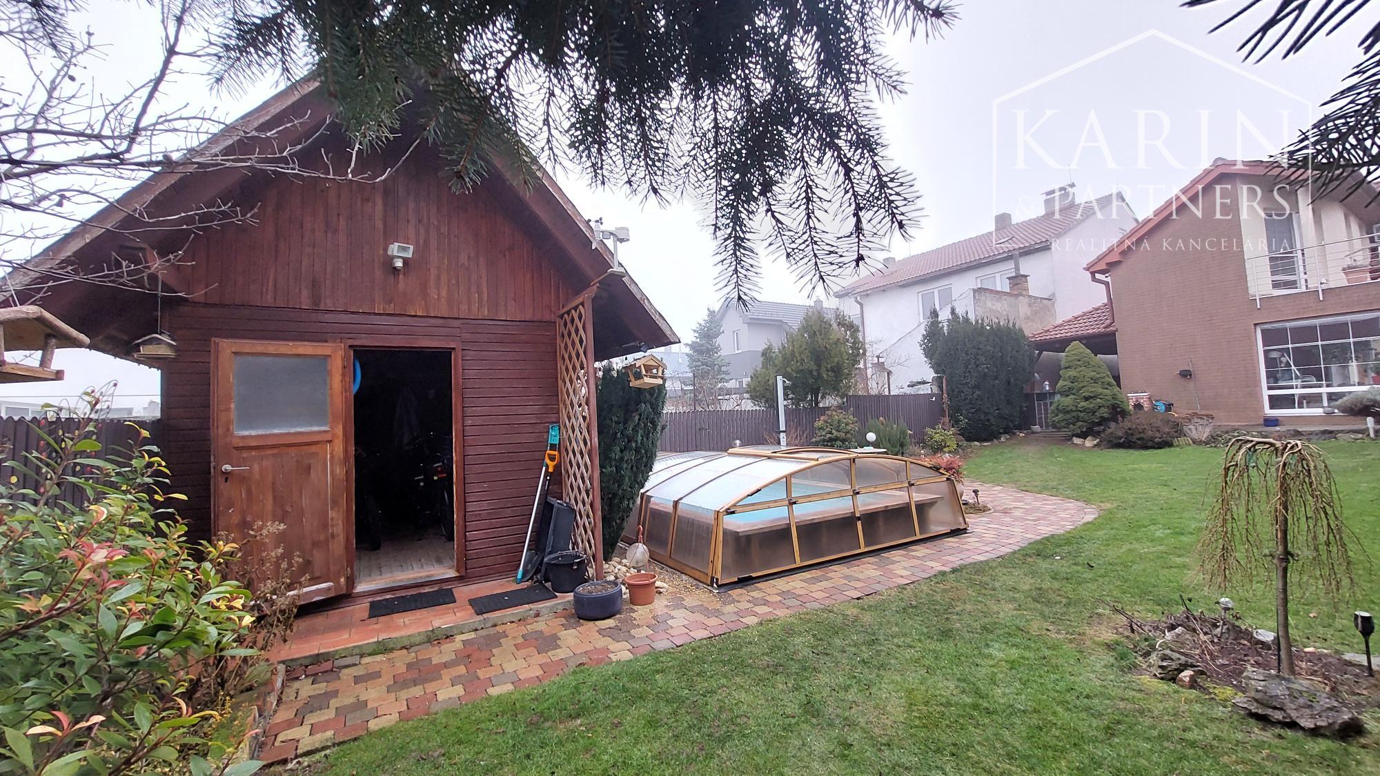 Rodinný dom s atmosférou  - 5 izieb, záhrada, bazén, parkovanie