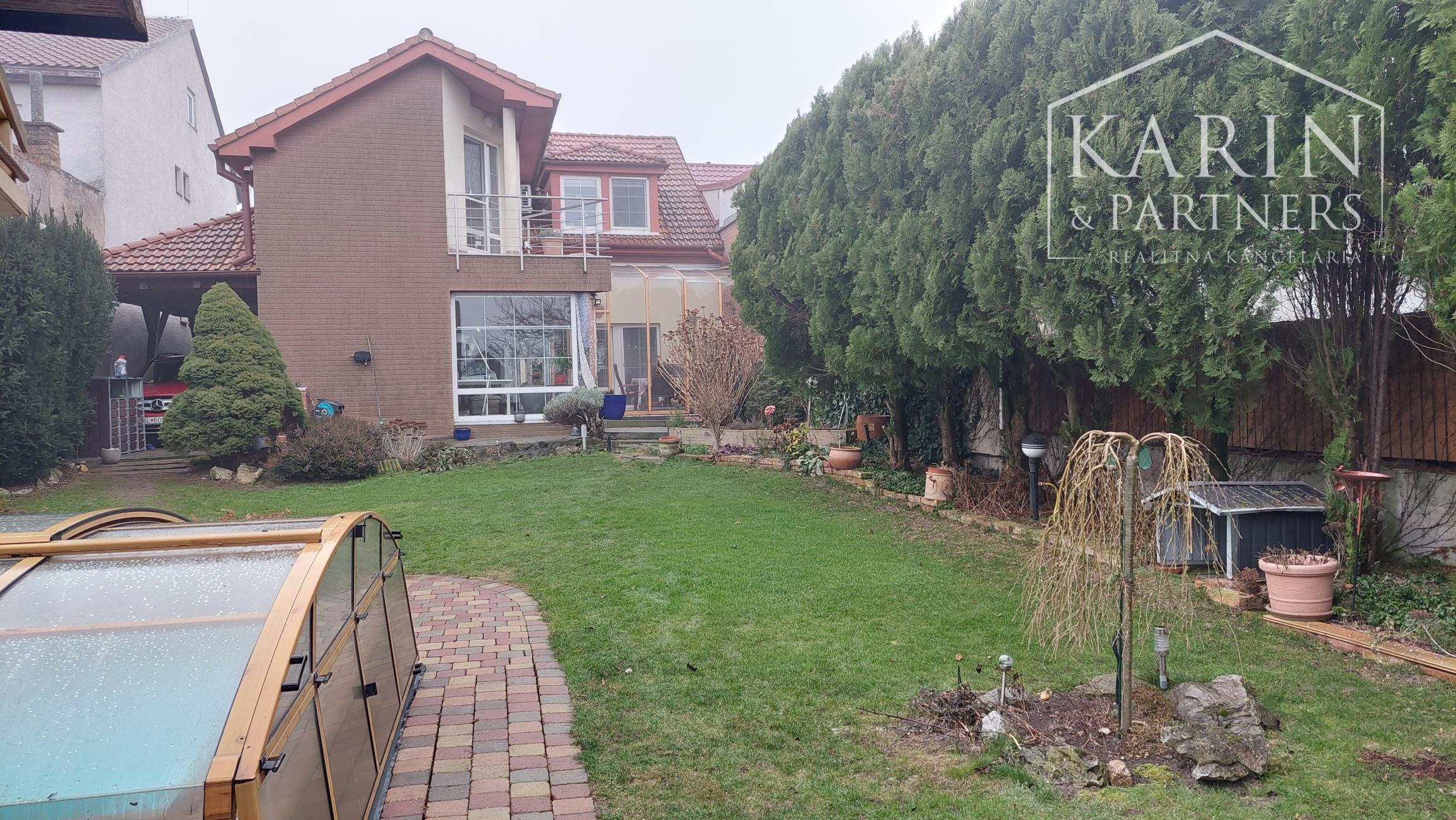 Rodinný dom s atmosférou  - 5 izieb, záhrada, bazén, parkovanie