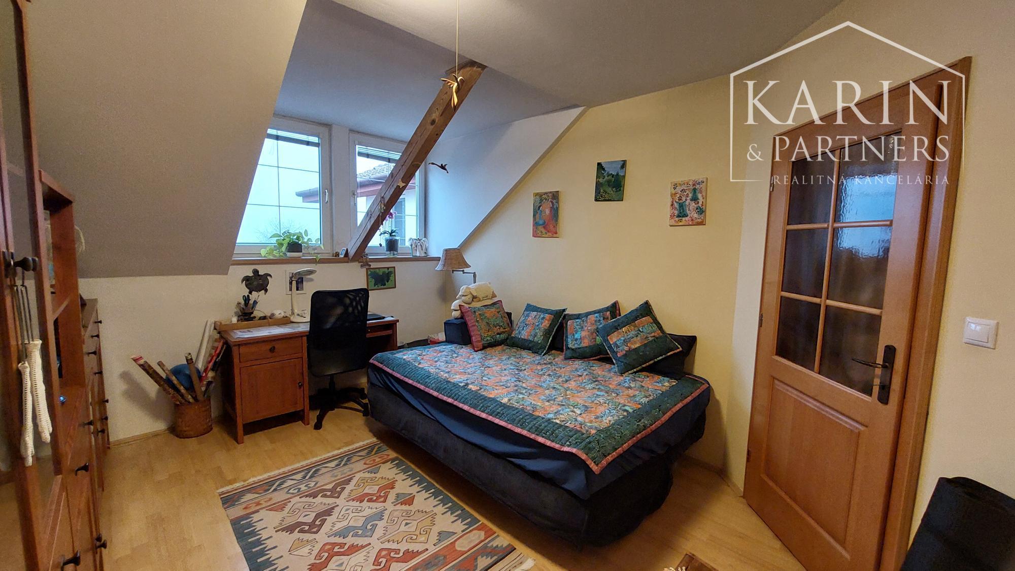 Rodinný dom s atmosférou  - 5 izieb, záhrada, bazén, parkovanie