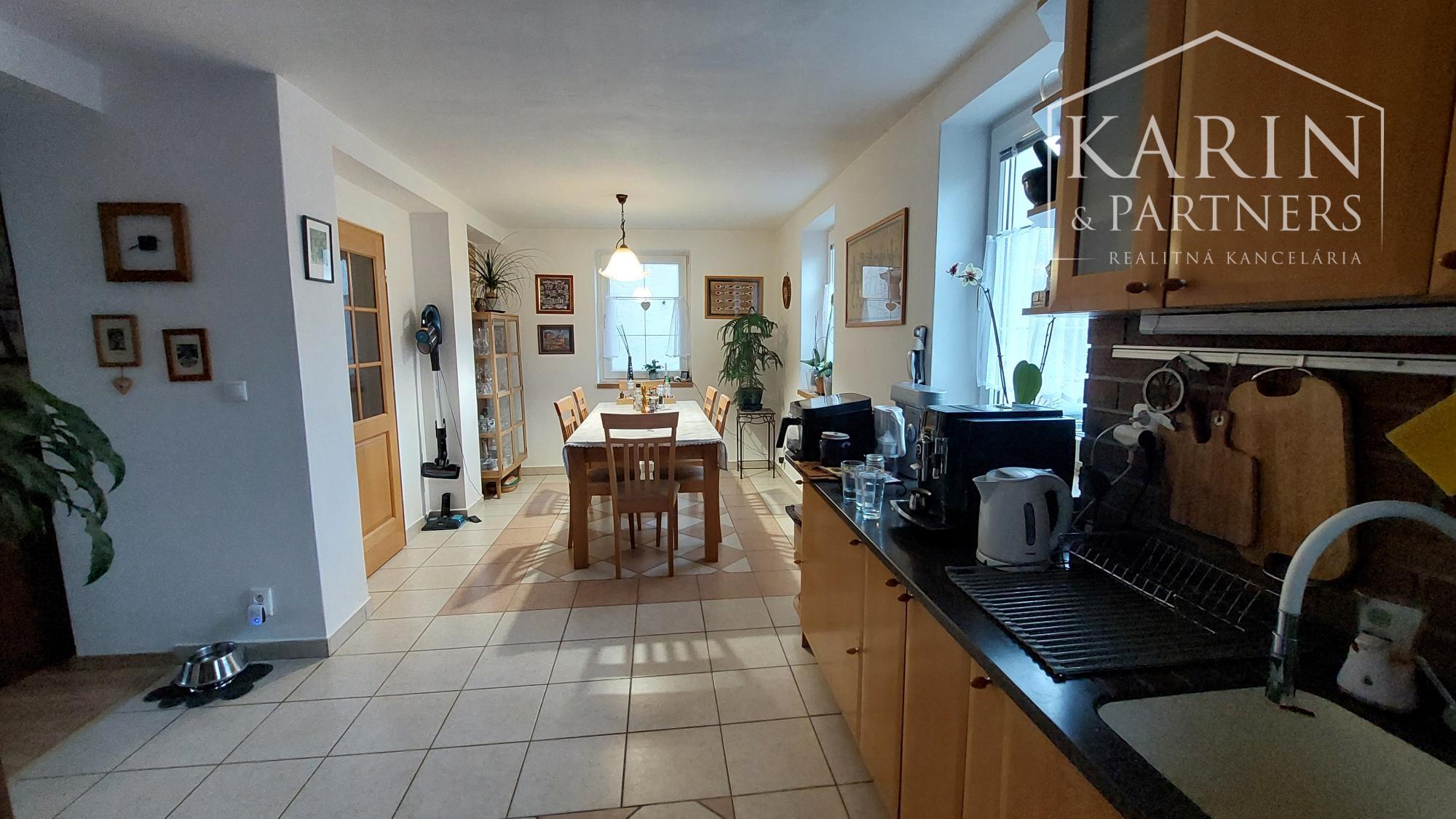 Rodinný dom s atmosférou  - 5 izieb, záhrada, bazén, parkovanie