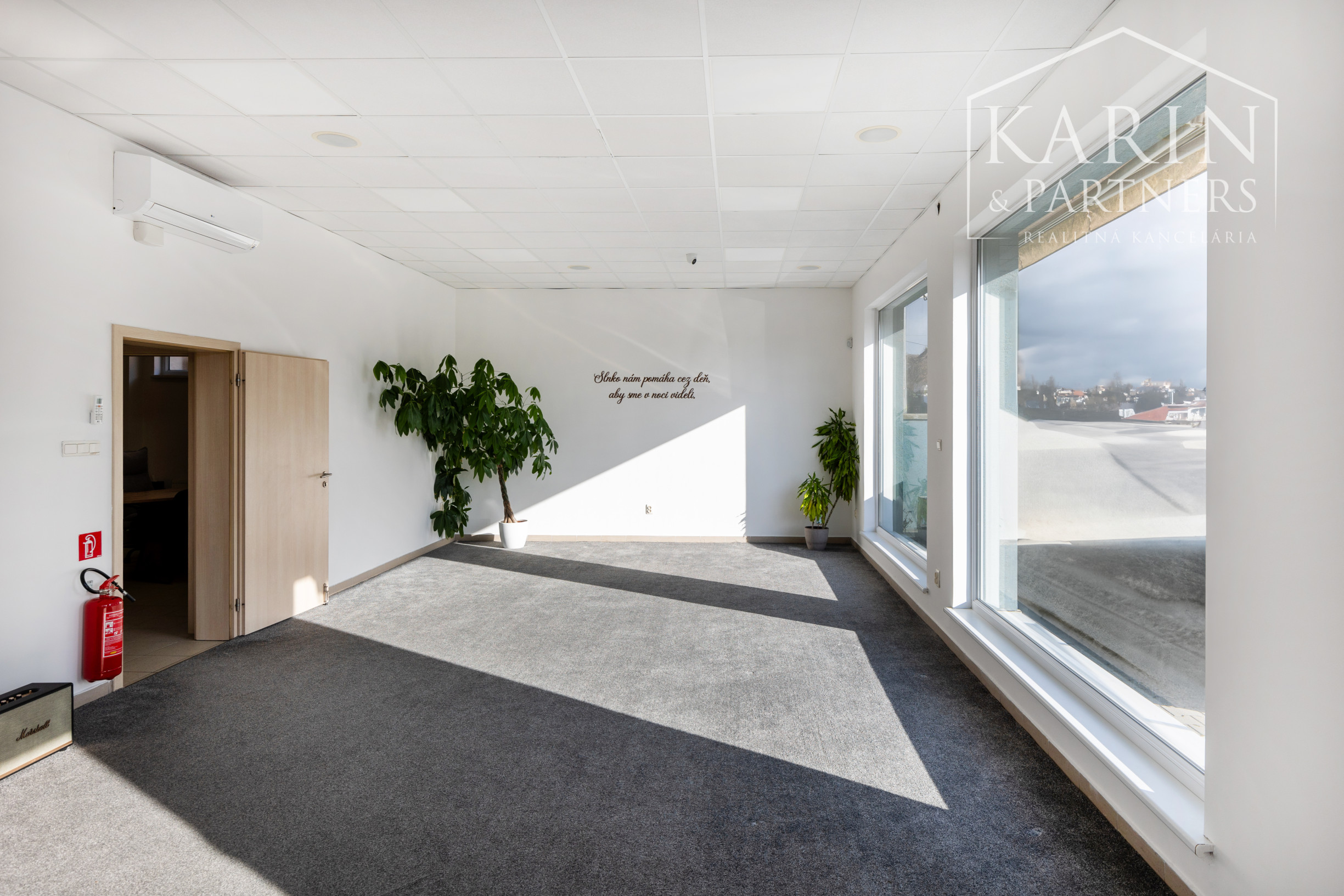 OBCHODNÝ PRIESTOR S KANCELÁRIOU