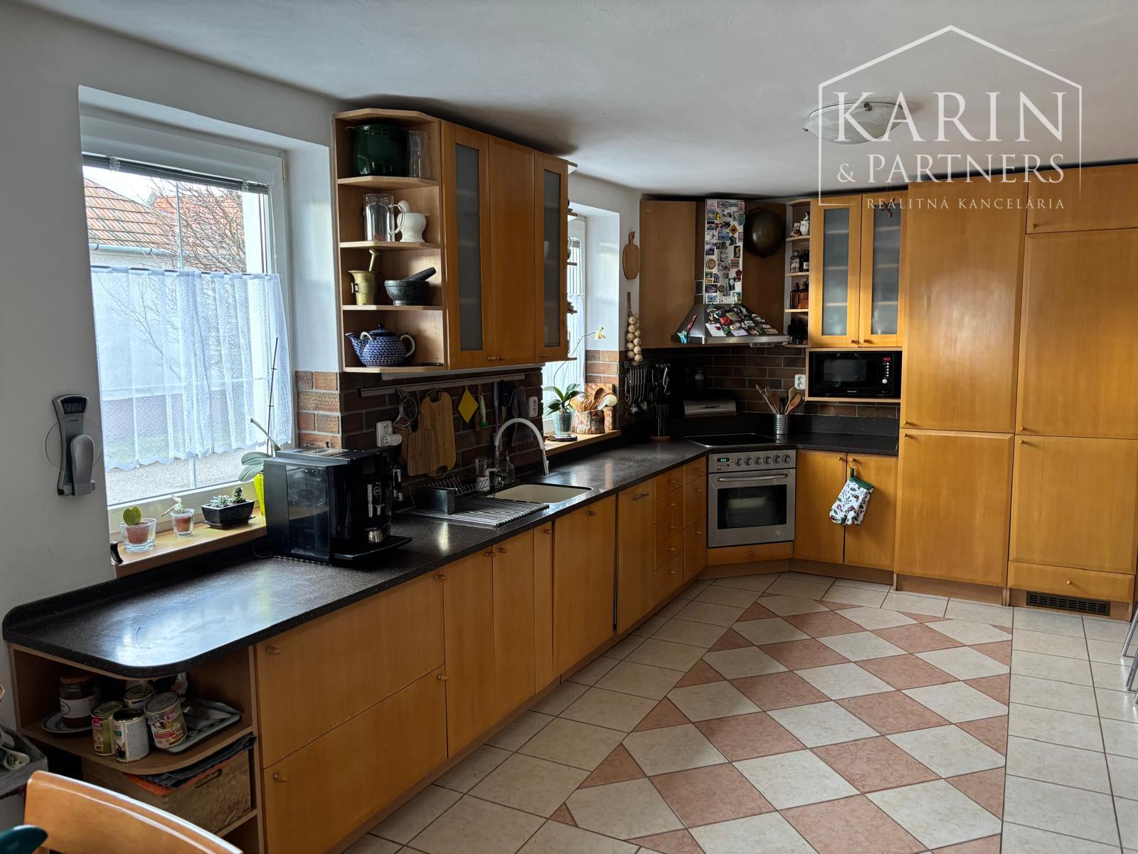 Rodinný dom s atmosférou  - 5 izieb, záhrada, bazén, parkovanie