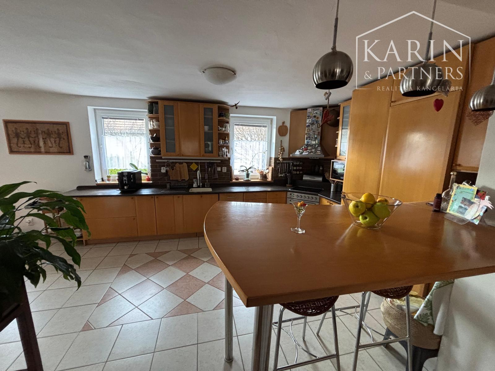 Rodinný dom s atmosférou  - 5 izieb, záhrada, bazén, parkovanie