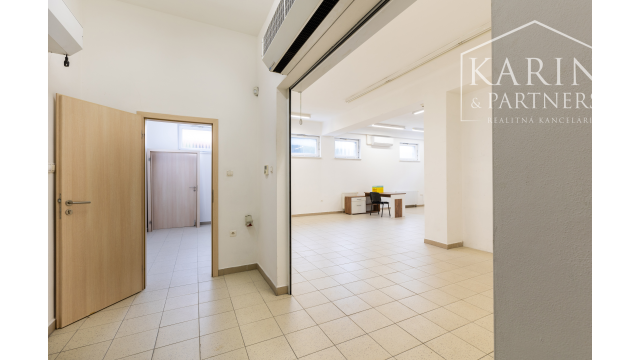 SKLADOVÉ PRIESTORY+ NÁKLADNÁ  PLOŠINA