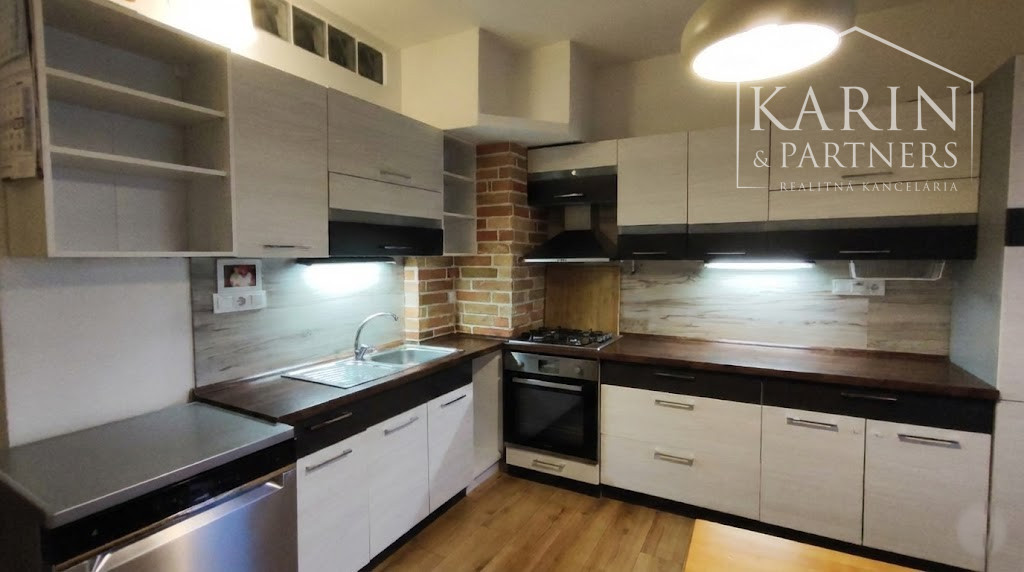 PRENÁJOM: Veľký 2,5i byt s loggiou, sídlisko JUH, kompl.REKO