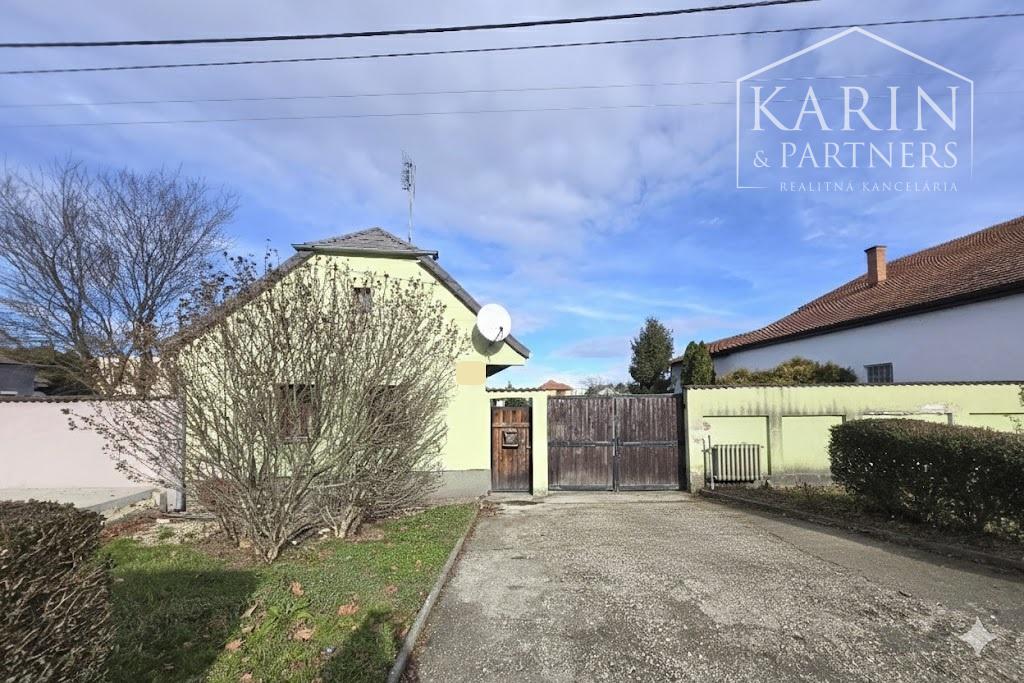 Predaj – rodinný dom s pozemkom 1713 m2 – Štvrtok na Ostrove – okr. DS.