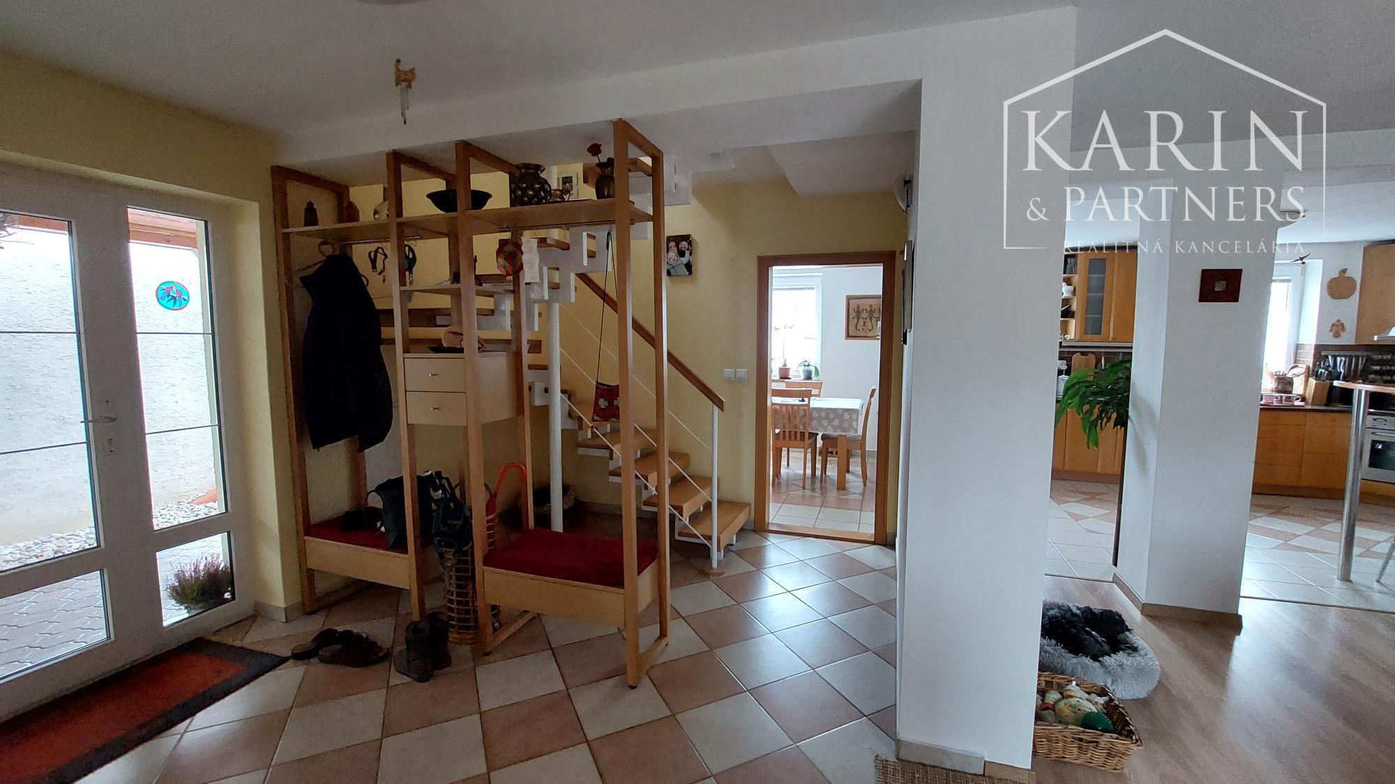 Rodinný dom s atmosférou  - 5 izieb, záhrada, bazén, parkovanie