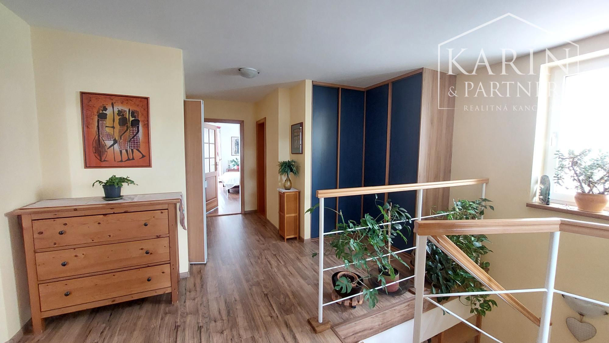 Rodinný dom s atmosférou  - 5 izieb, záhrada, bazén, parkovanie