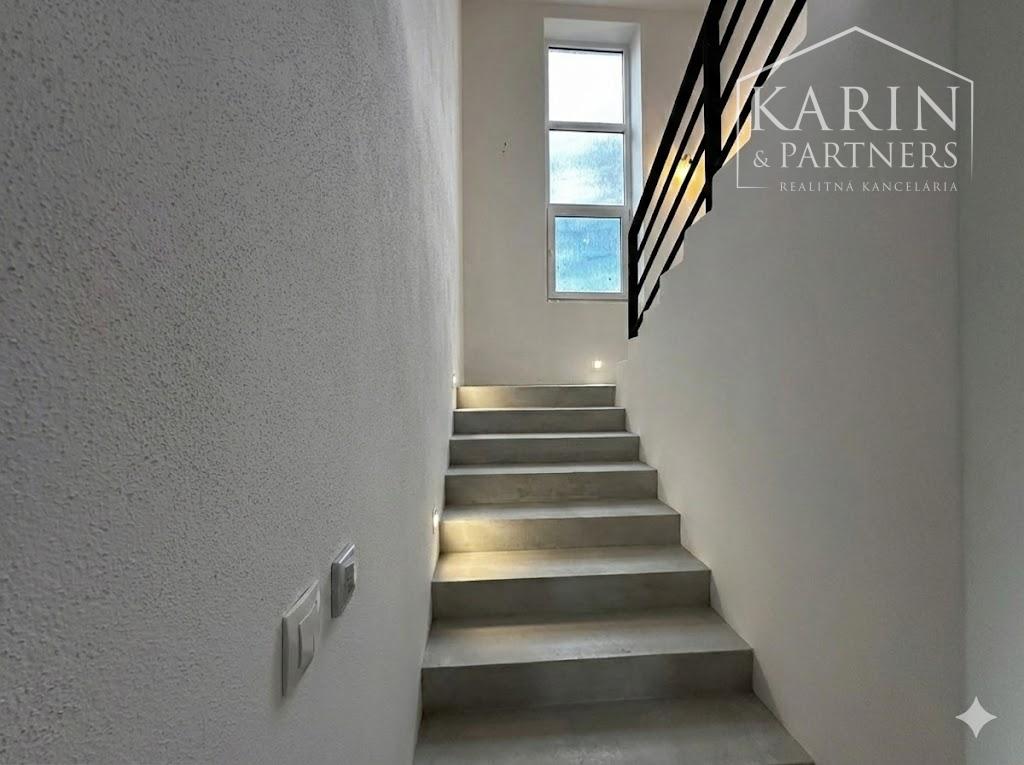 5-izbový dom na 25-árovom pozemku s nádychom histórie a absolútnym tichom