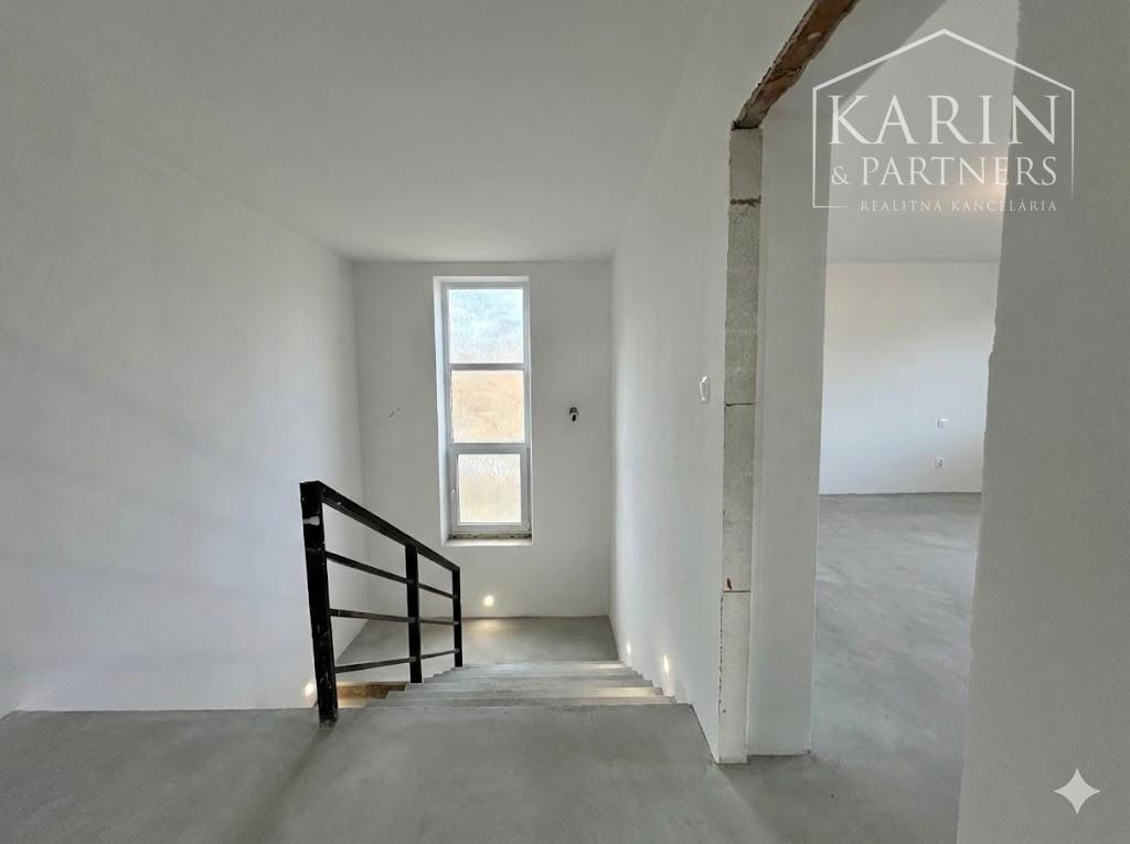 5-izbový dom na 25-árovom pozemku s nádychom histórie a absolútnym tichom