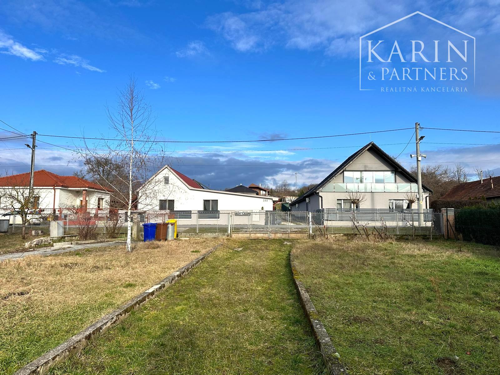 5-izbový dom na 25-árovom pozemku s nádychom histórie a absolútnym tichom