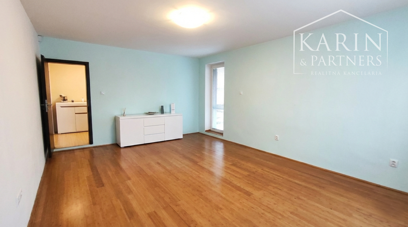 Predáme priestorovo veľkorysý rodinný dom s bazénom v meste s blízkosťou prírody, Nové Zámky