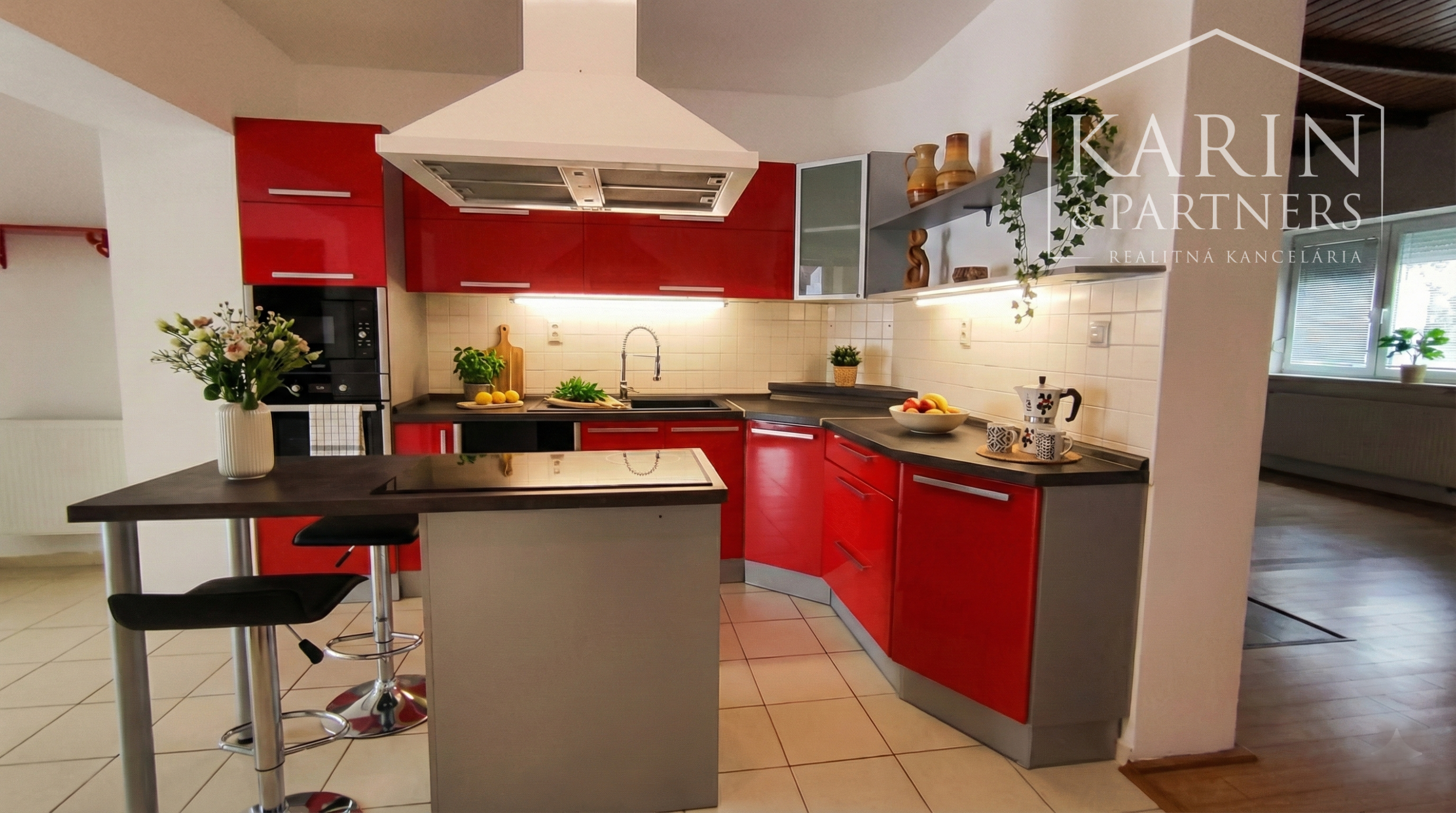 Predáme priestorovo veľkorysý rodinný dom s bazénom v meste s blízkosťou prírody, Nové Zámky