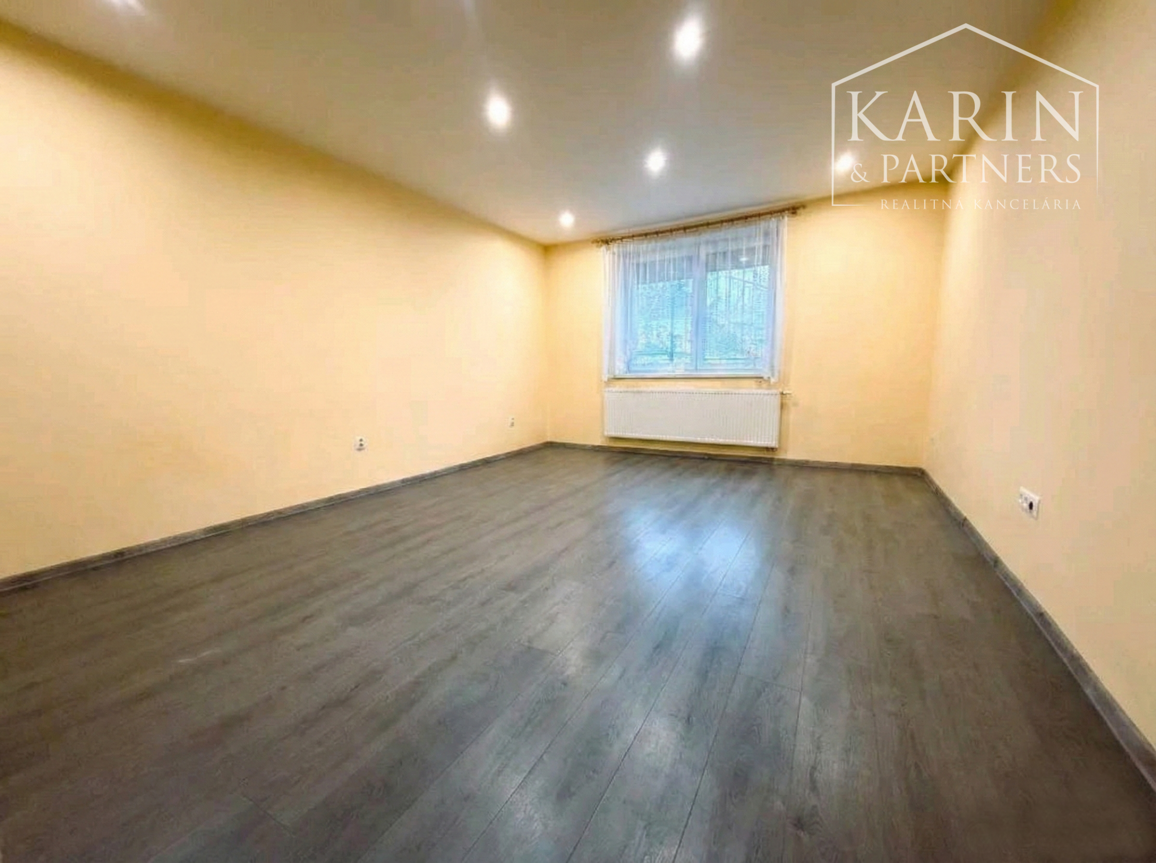 Predáme priestorovo veľkorysý rodinný dom s bazénom v meste s blízkosťou prírody, Nové Zámky