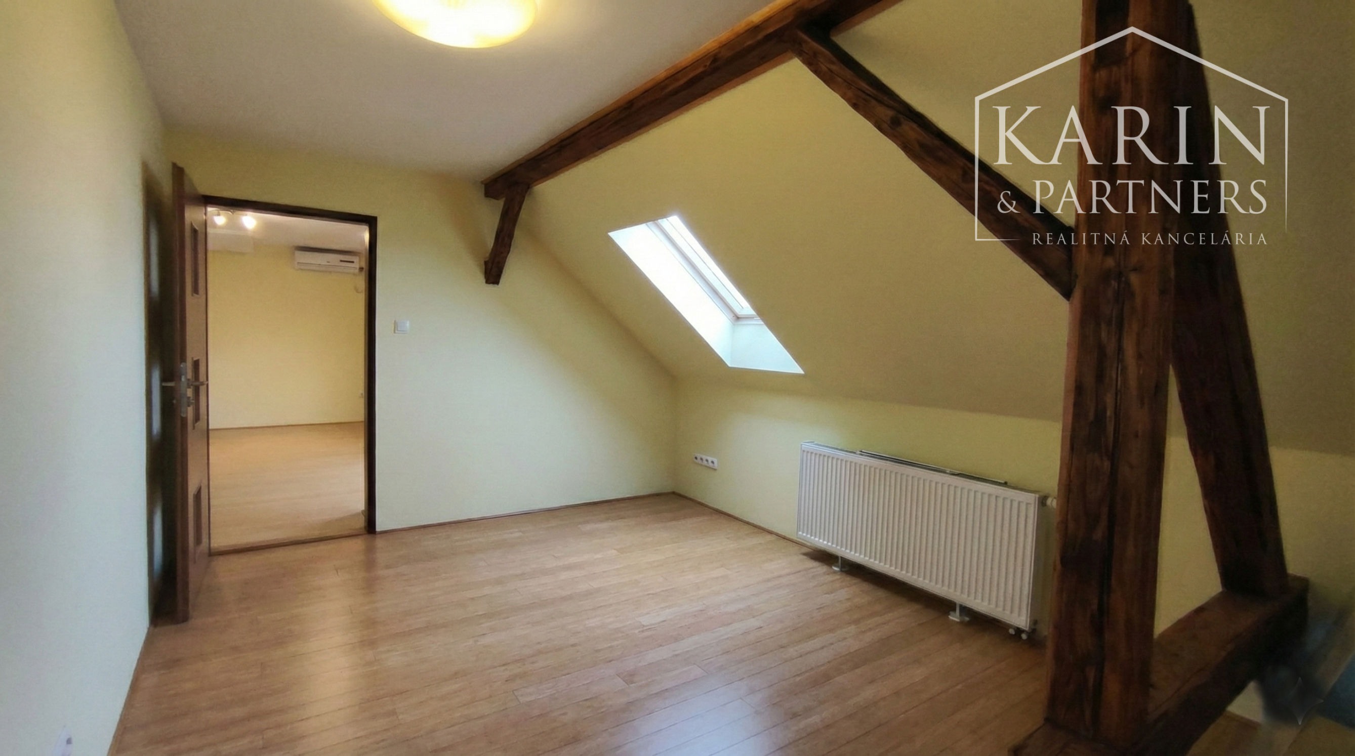 Predáme priestorovo veľkorysý rodinný dom s bazénom v meste s blízkosťou prírody, Nové Zámky