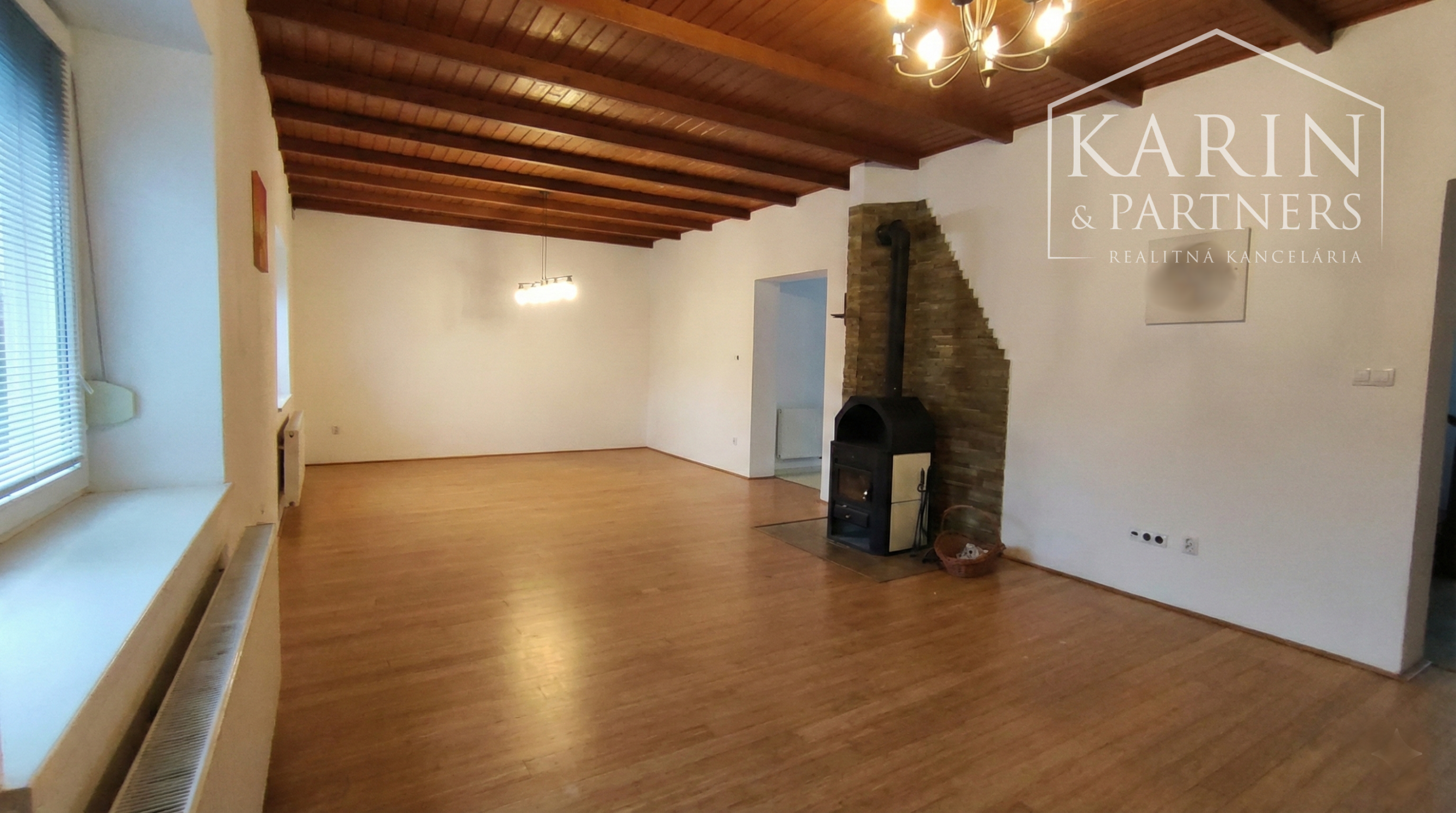 Predáme priestorovo veľkorysý rodinný dom s bazénom v meste s blízkosťou prírody, Nové Zámky