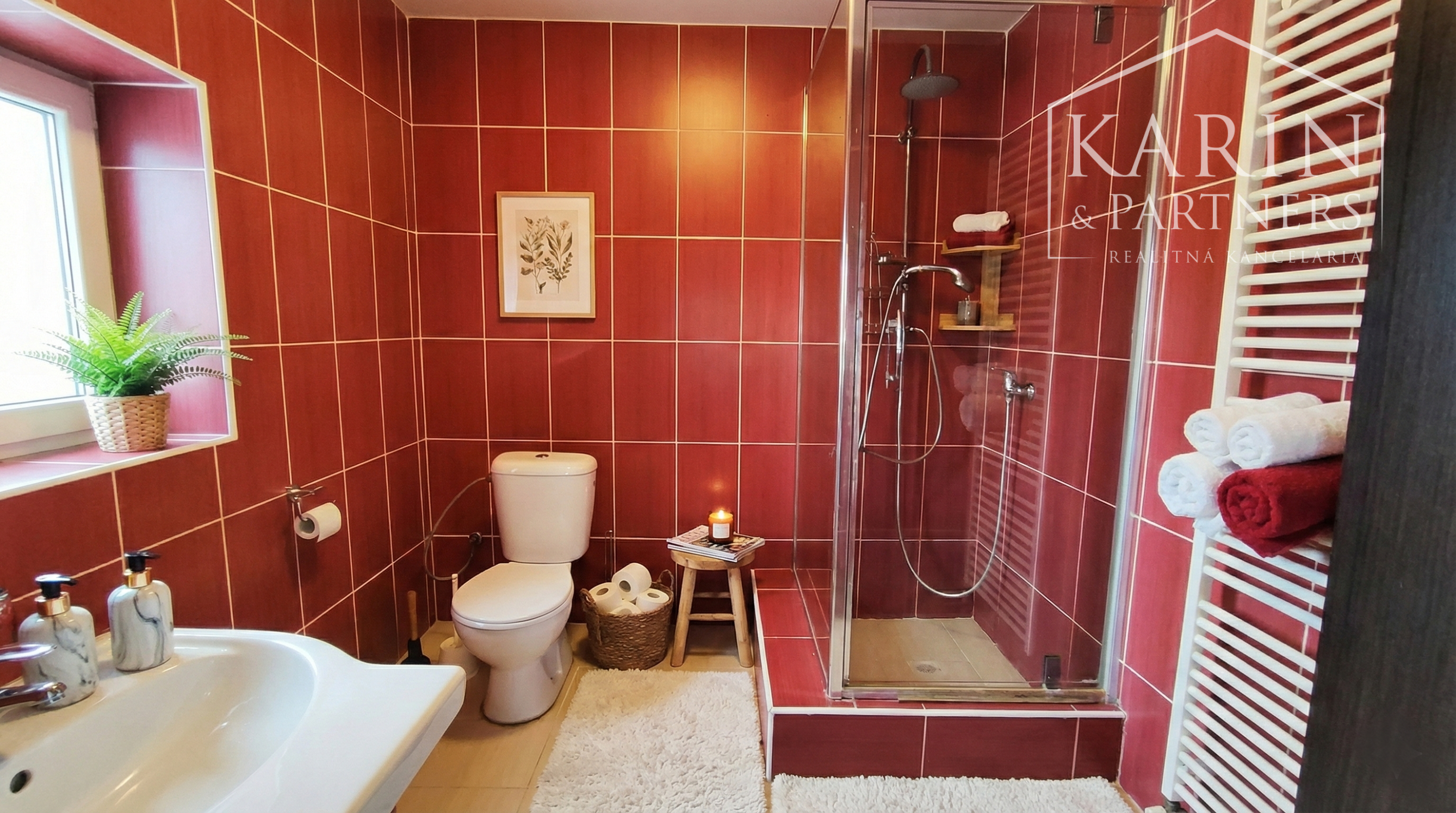 Predáme priestorovo veľkorysý rodinný dom s bazénom v meste s blízkosťou prírody, Nové Zámky