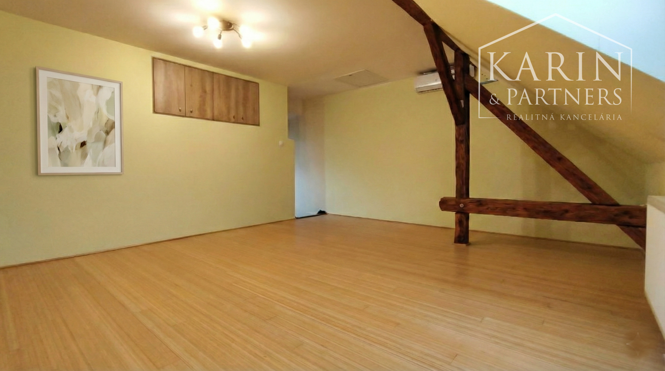 Predáme priestorovo veľkorysý rodinný dom s bazénom v meste s blízkosťou prírody, Nové Zámky