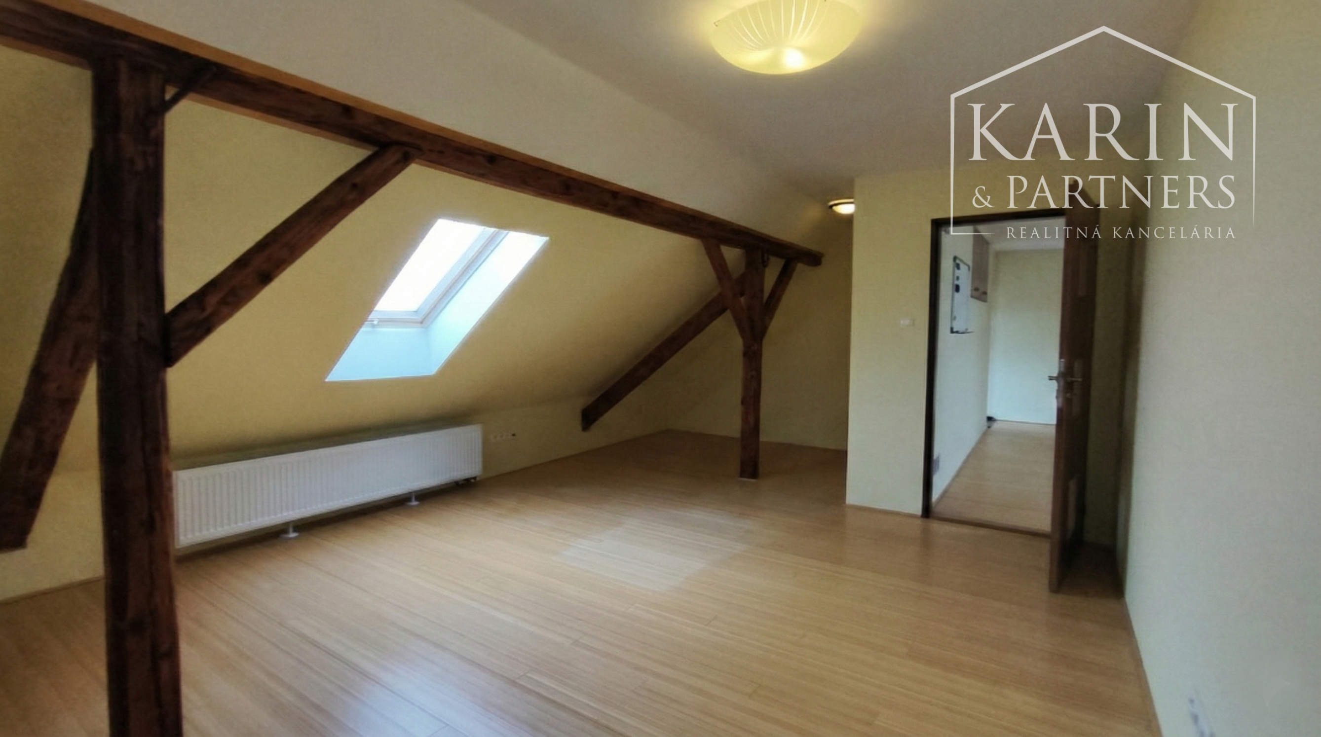 Predáme priestorovo veľkorysý rodinný dom s bazénom v meste s blízkosťou prírody, Nové Zámky